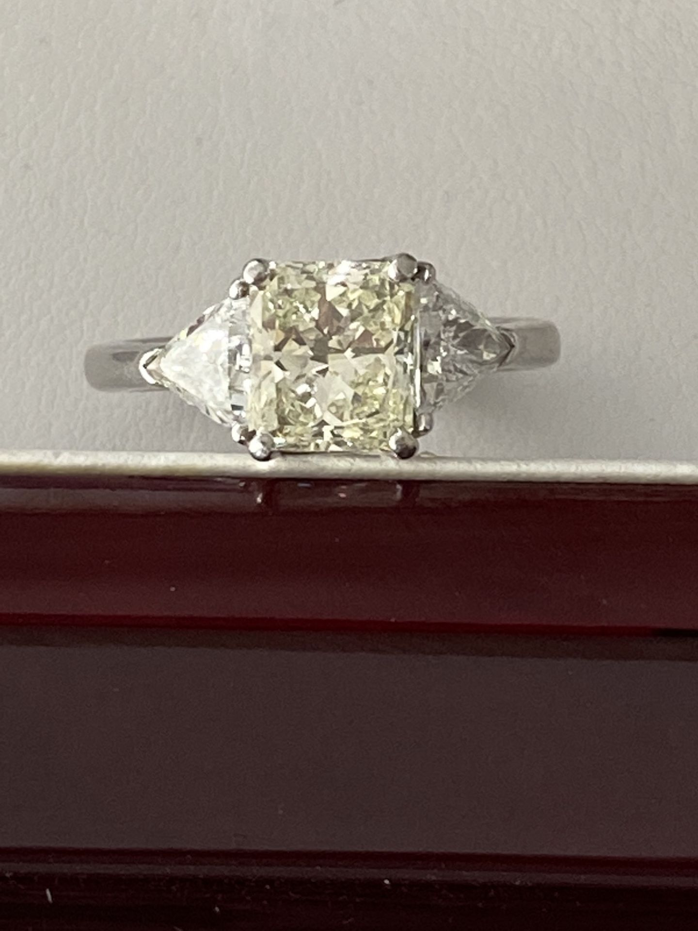 FINE 2.30ct 3 STONE DIAMOND RING - 1.55ct CENTRE DIAMOND WITH 0.75ct OUTER DIAMONDS - Image 4 of 18