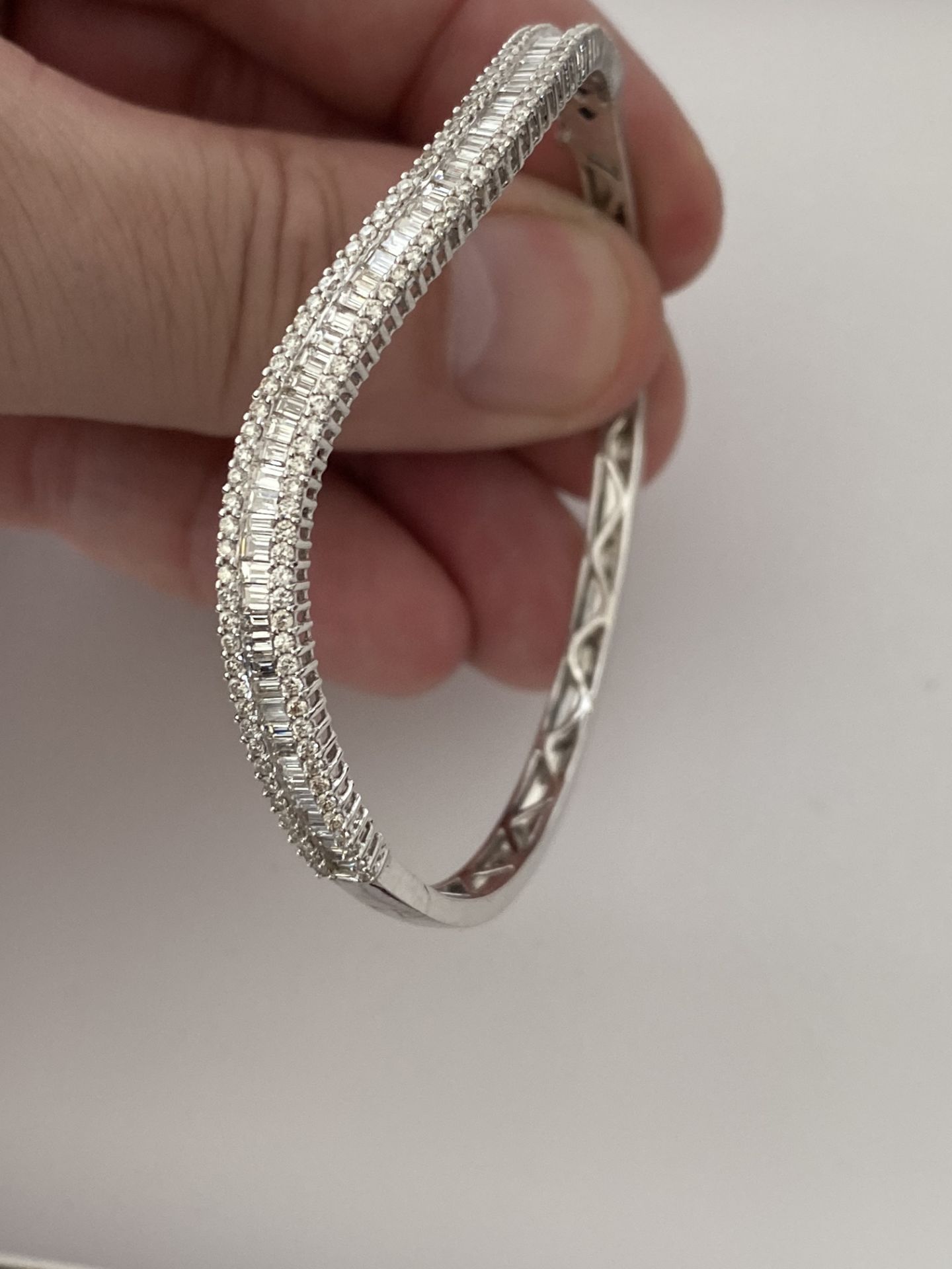 18ct WHITE GOLD 2.00ct DIAMOND SET TWIST HINGED BANGLE - Image 12 of 15