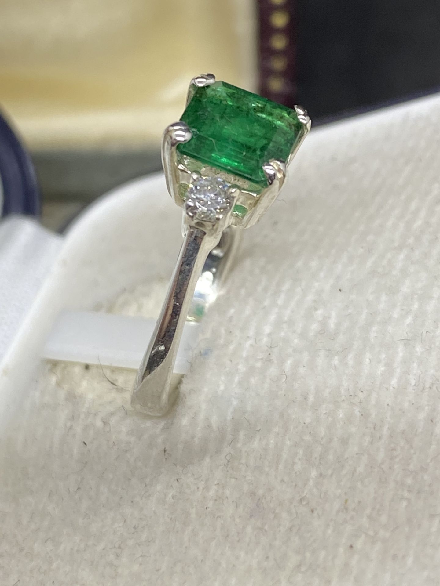 18ct GOLD 1.50ct EMERALD & DIAMOND RING - Image 5 of 7