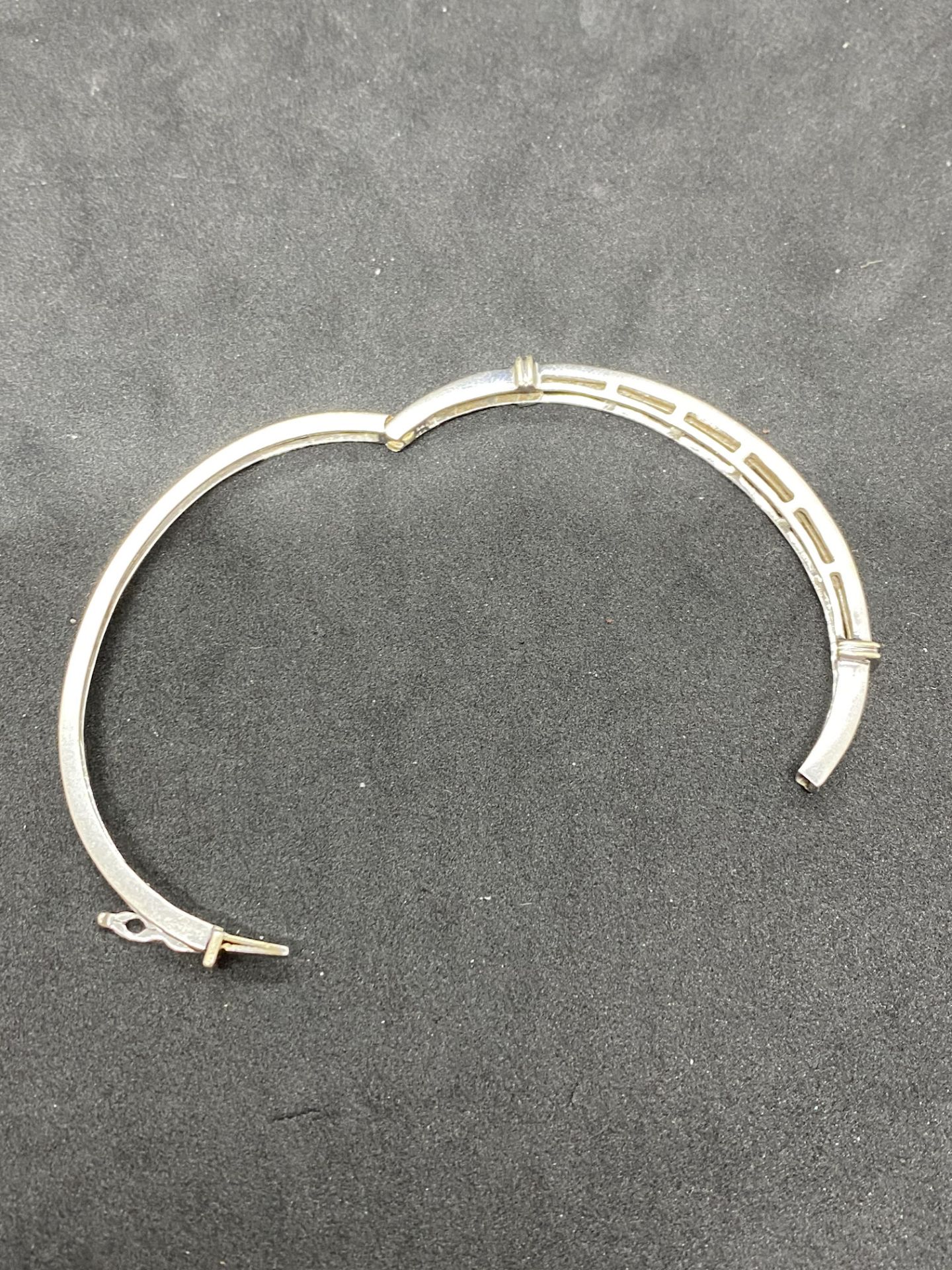 18ct WHITE GOLD APPROX 2.00ct DIAOND SET BANGLE - 15 GRAMS - Image 6 of 6