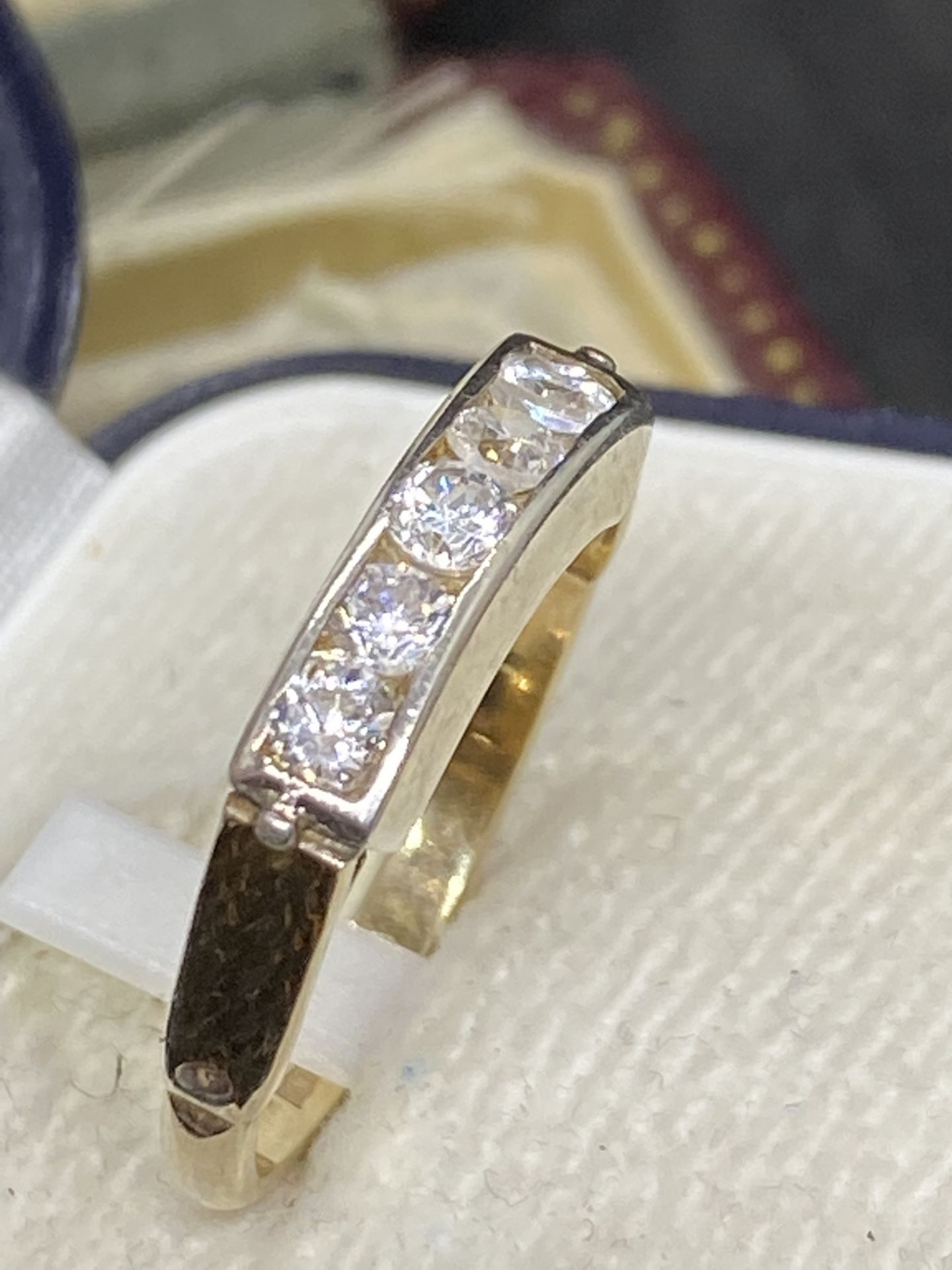 5 STONE DIAMOND RING SET IN YELLOW & WHITE METAL TESTED AS 9ct GOLD & SILVER - Image 2 of 5