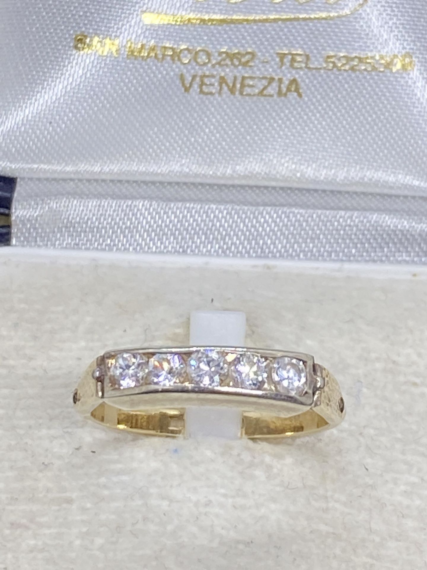 5 STONE DIAMOND RING SET IN YELLOW & WHITE METAL TESTED AS 9ct GOLD & SILVER - Image 3 of 5