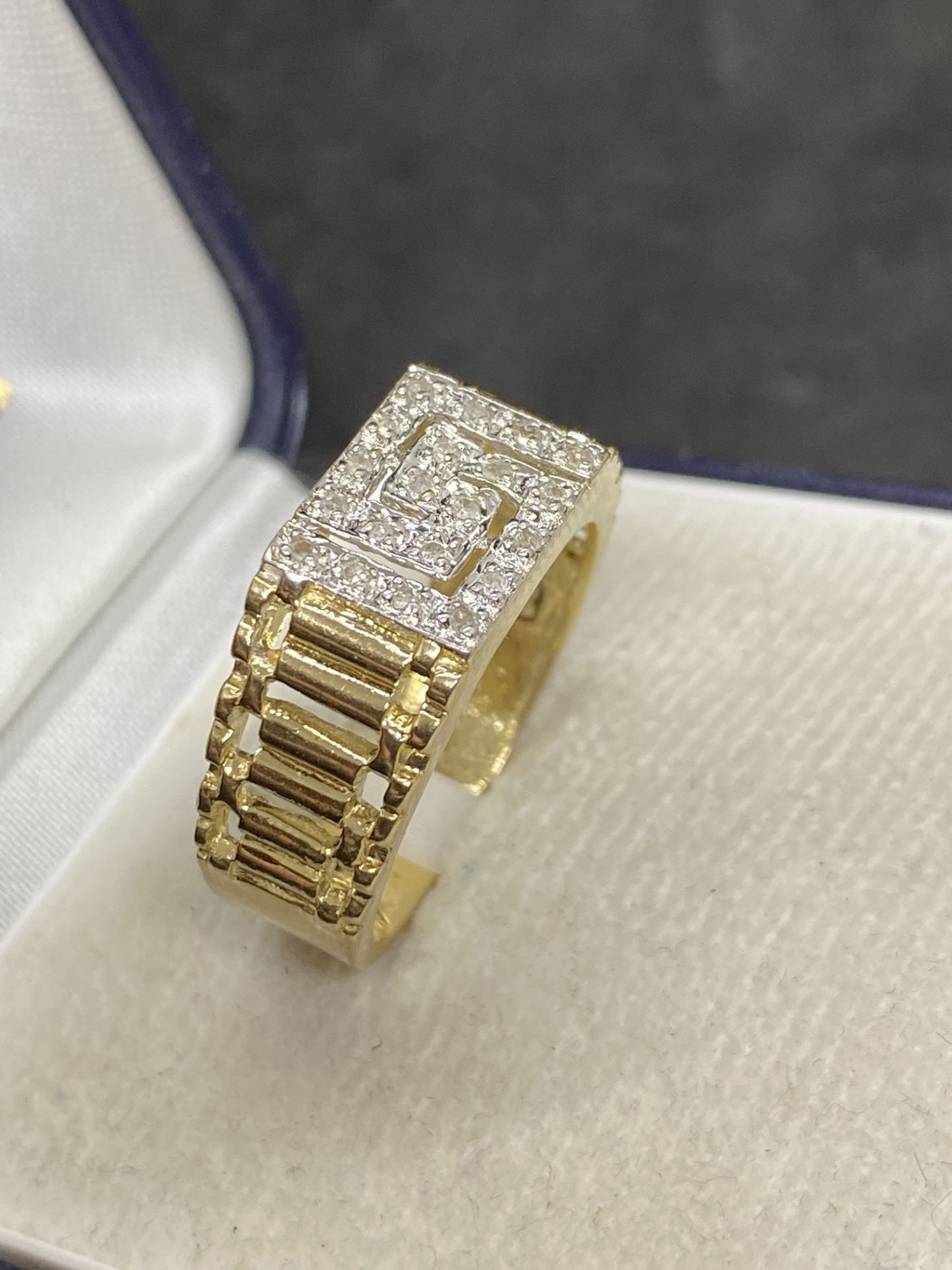 GENTS 9ct GOLD DIAMOND SET RING - 4.7 GRAMS - Image 3 of 4