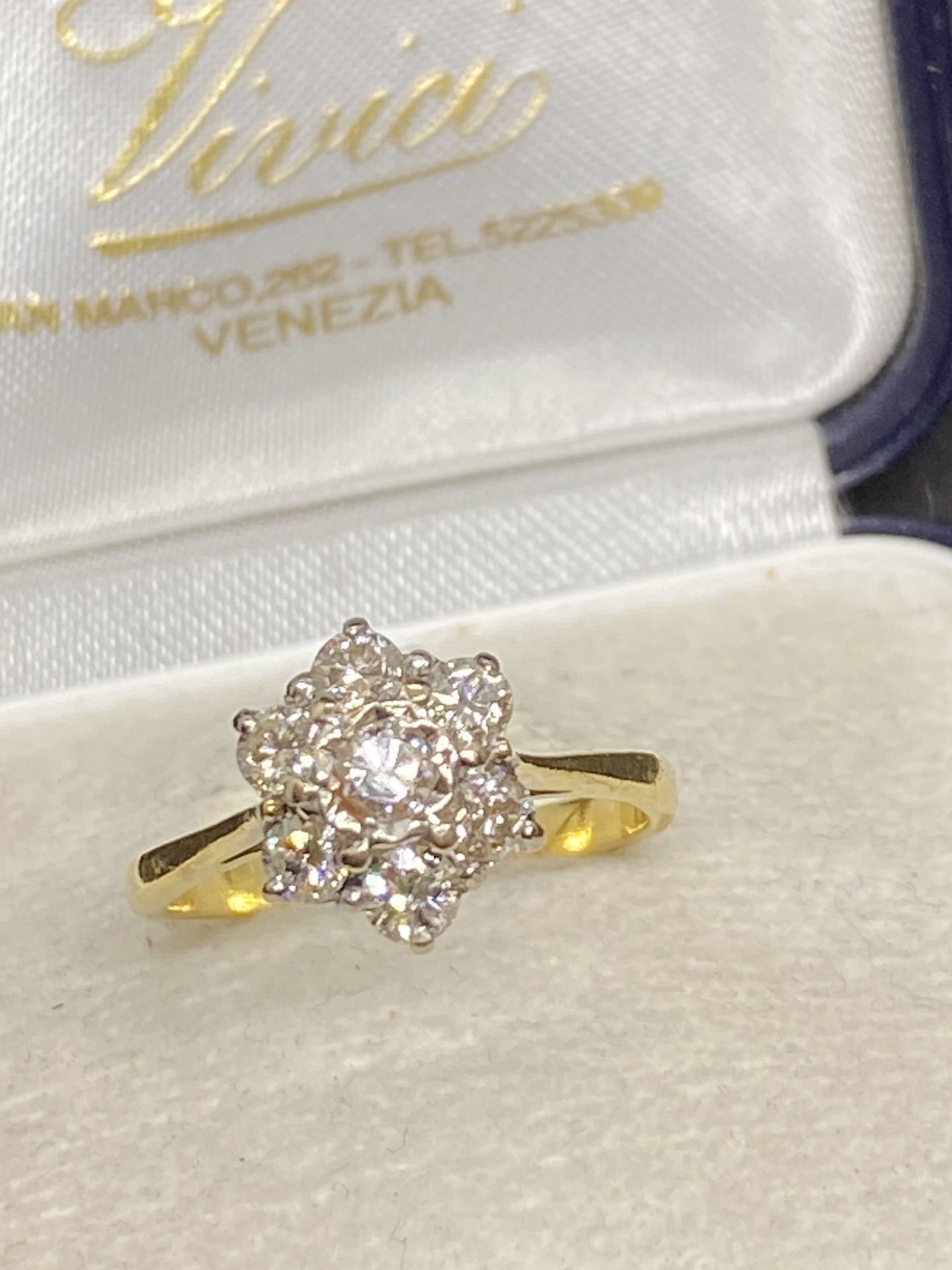 0.65ct I/VSI DIAMOND RING SET IN YELLOW METAL - TESTED AS 18ct GOLD - 3.5 GRAMS - Image 2 of 4