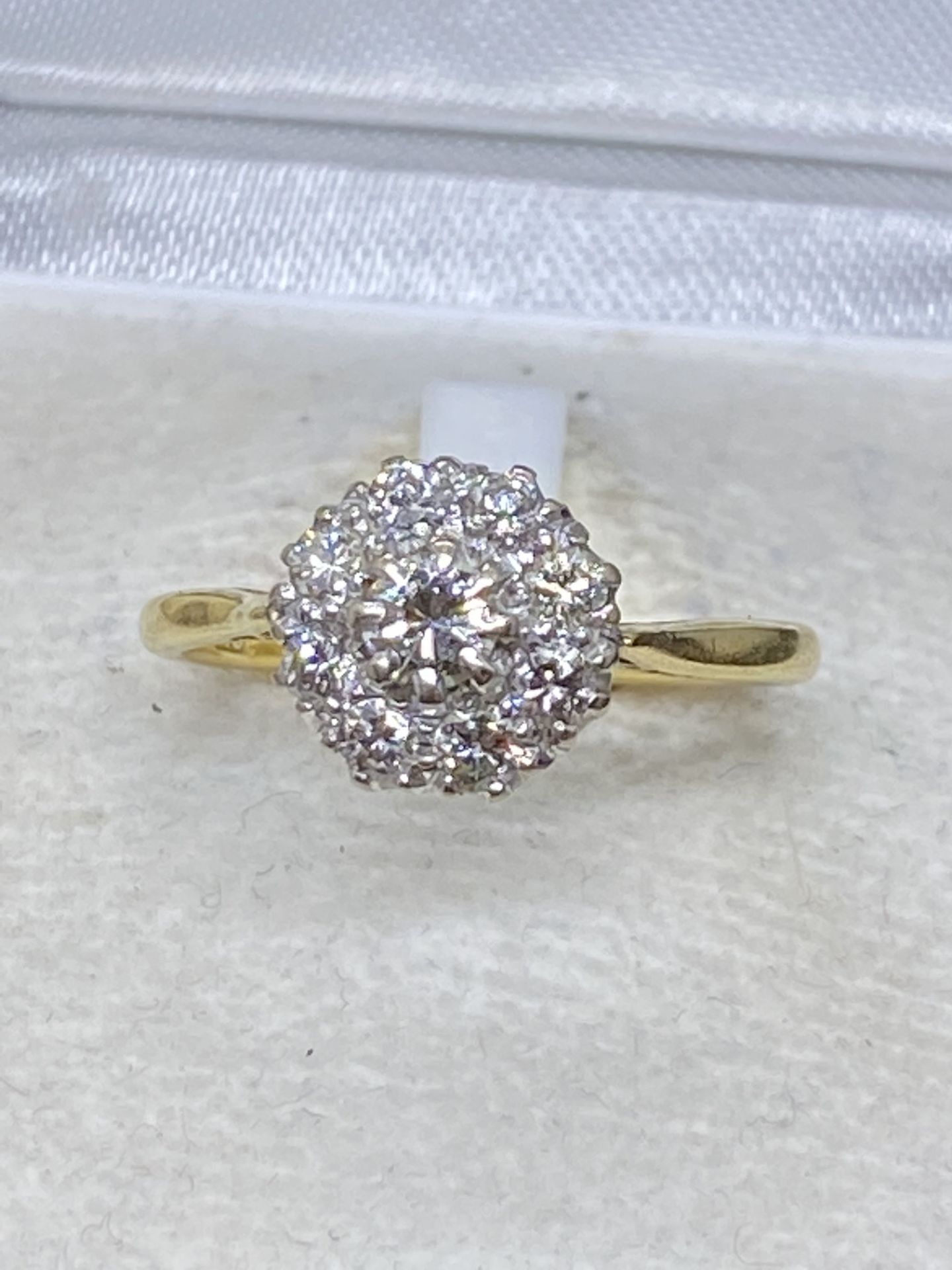 18ct GOLD DIAMOND SET RING - Image 2 of 5