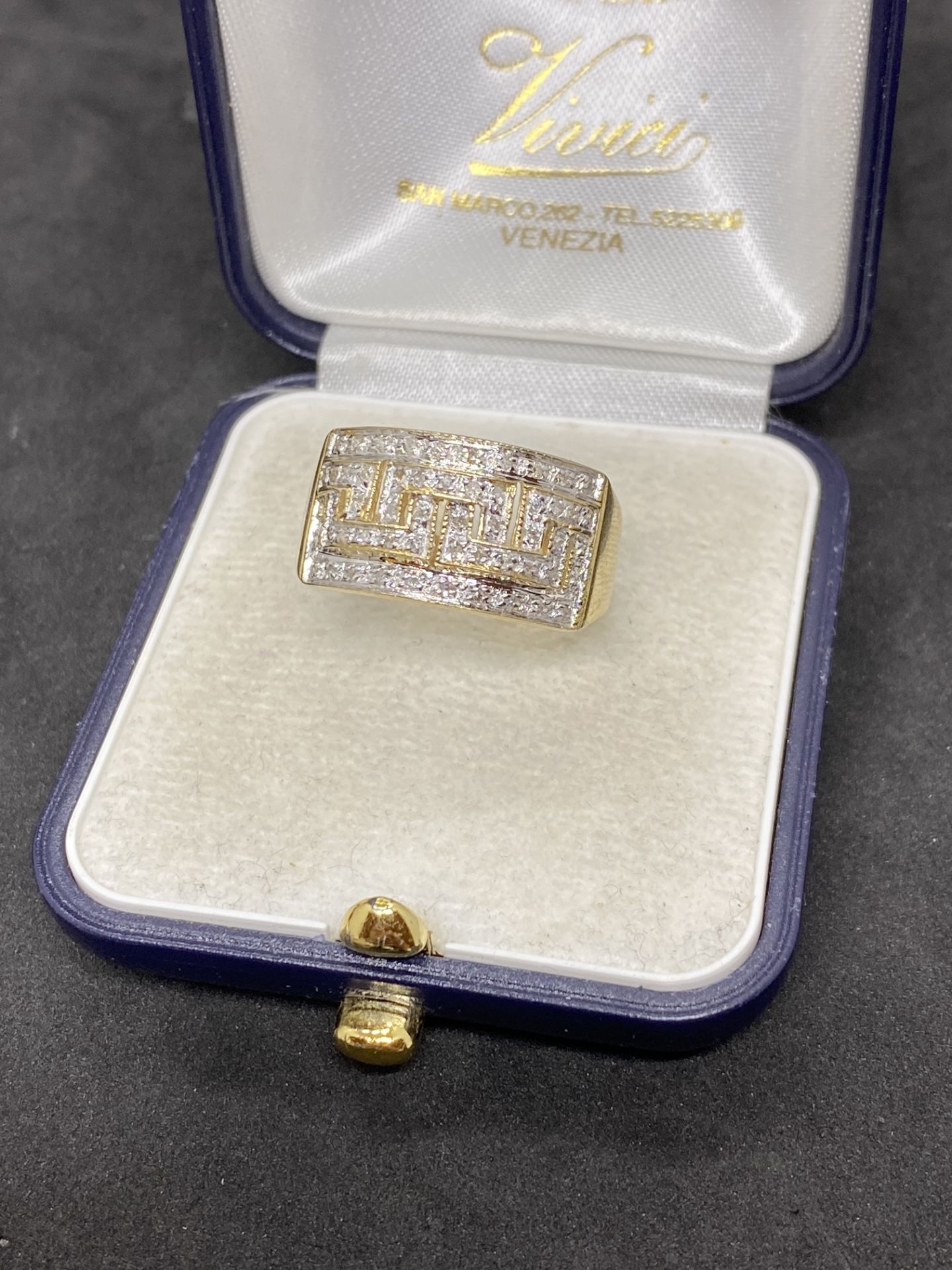 GENTS 9ct GOLD DIAMOND SET RING - 4.5 GRAMS - Image 2 of 5