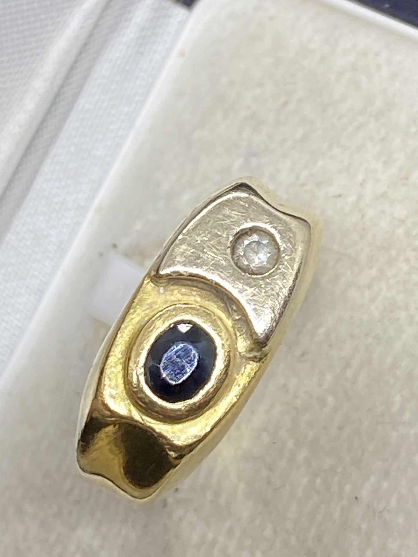 SAPPHIRE & DIAMOND RING TESTED AS 18ct GOLD 7.8 GRAMS