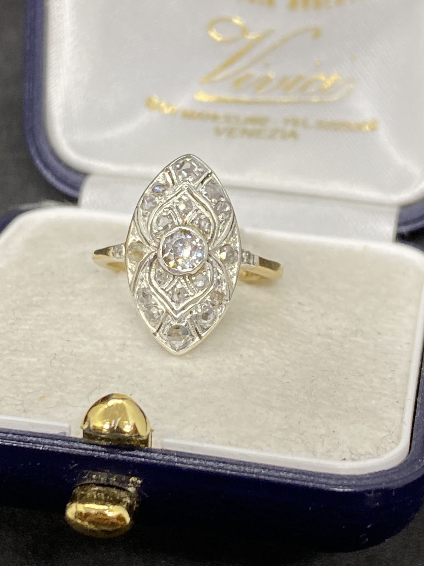 18ct GOLD MARQUISE SHAPED DIAMOND SET RING - Image 2 of 5