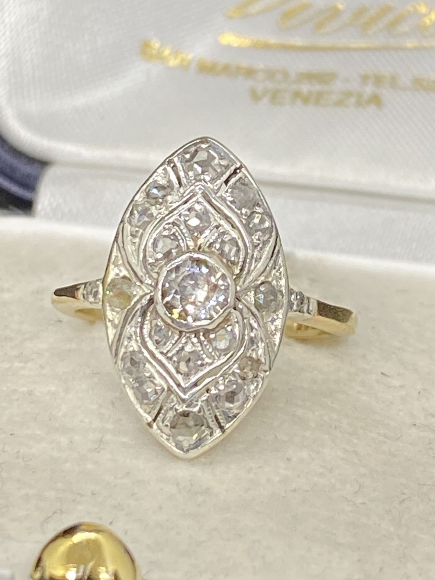 18ct GOLD MARQUISE SHAPED DIAMOND SET RING