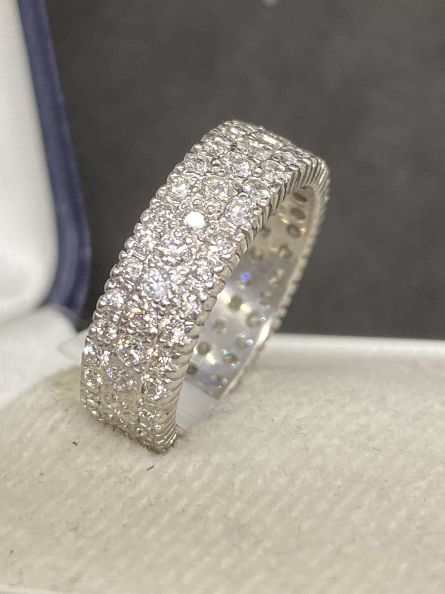 APPROX 2.50ct G/H VS-SI DIAMOND SET FULL ETERNITY RING IN WHITE METAL - Image 3 of 6