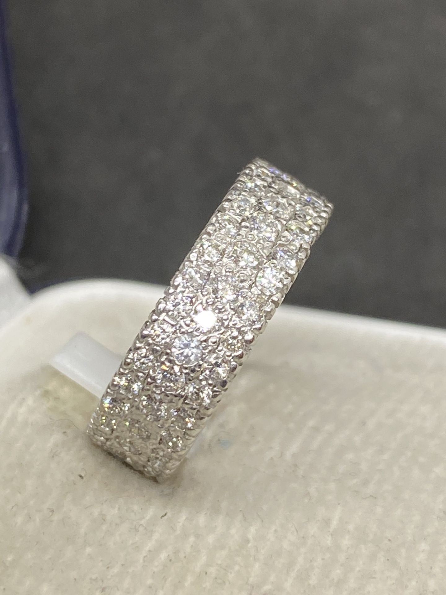 APPROX 2.50ct G/H VS-SI DIAMOND SET FULL ETERNITY RING IN WHITE METAL - Image 4 of 6