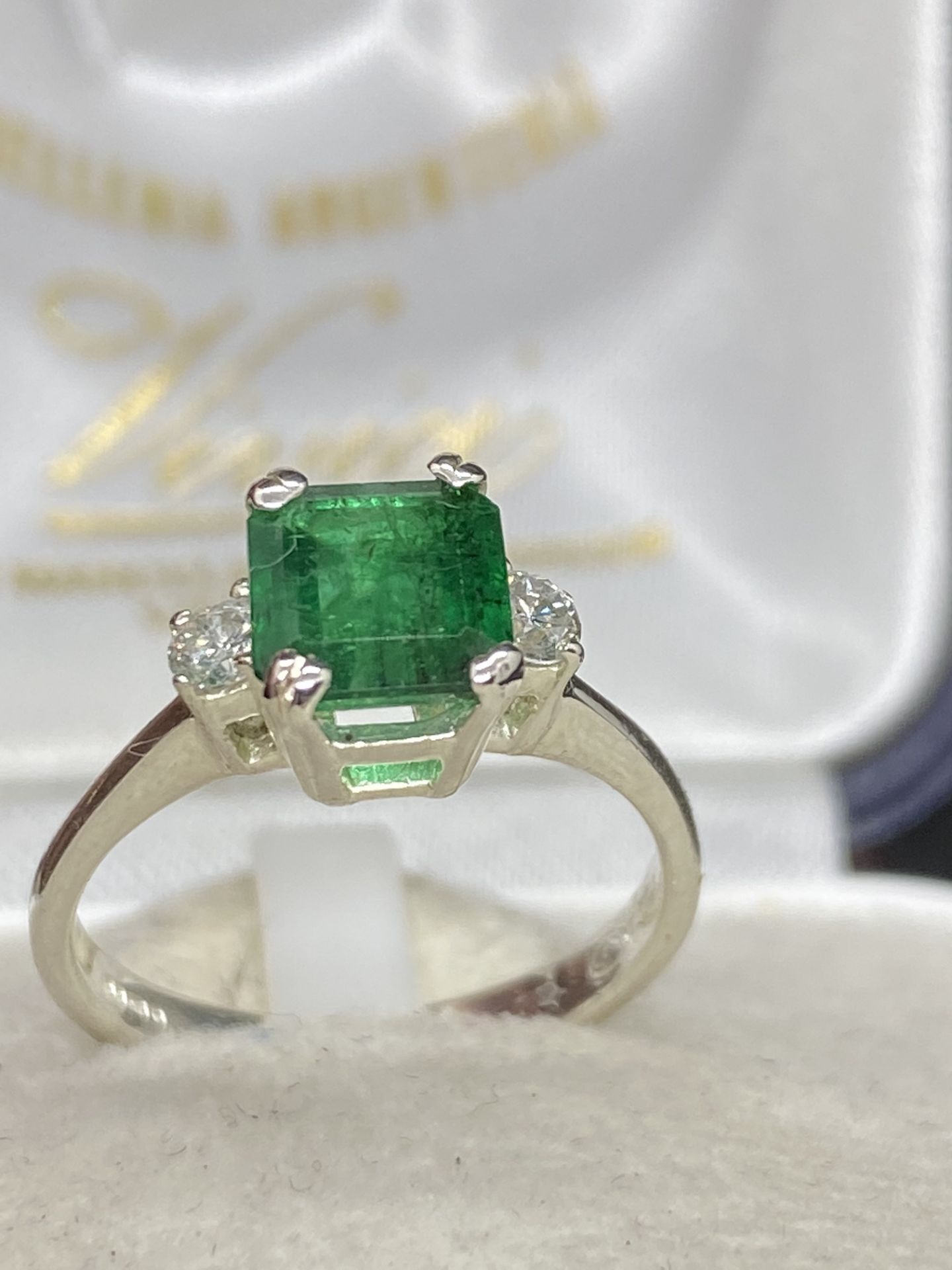 18ct GOLD 1.50ct EMERALD & DIAMOND RING - Image 3 of 7