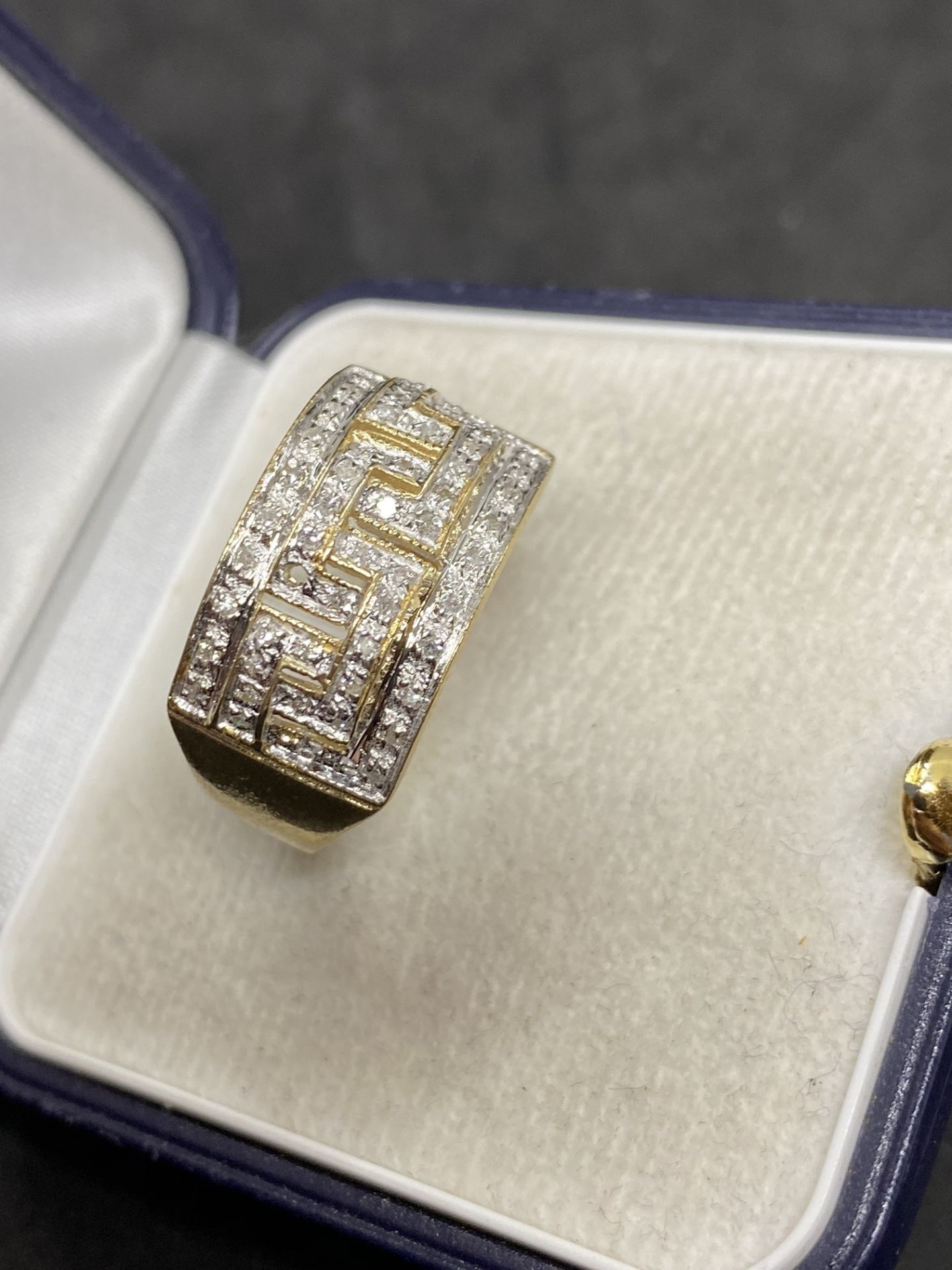 GENTS 9ct GOLD DIAMOND SET RING - 4.5 GRAMS - Image 3 of 5