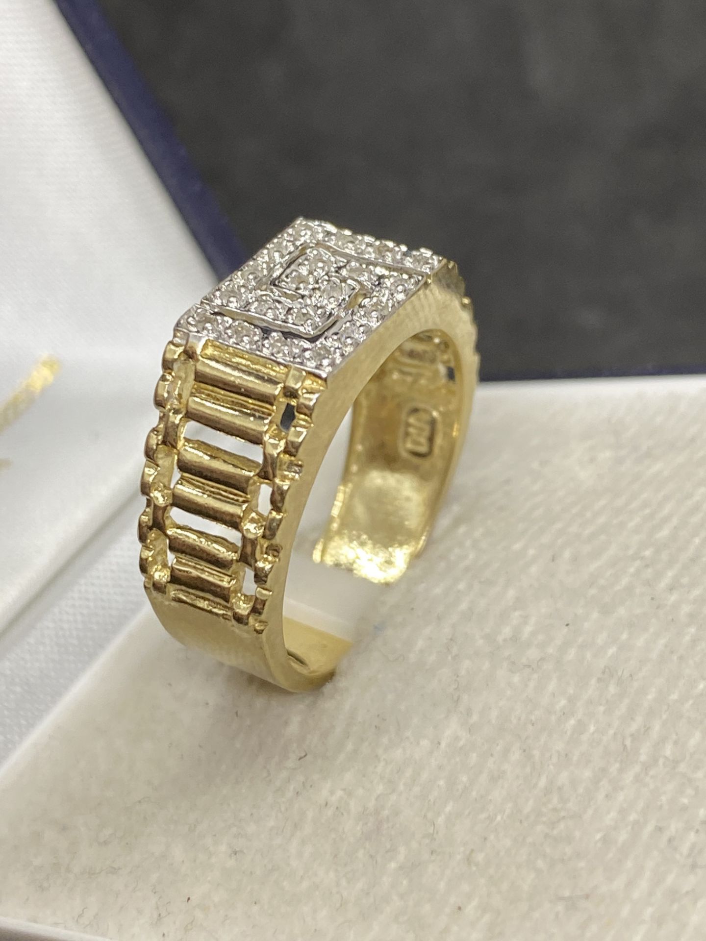 GENTS 9ct GOLD DIAMOND SET RING - 4.7 GRAMS - Image 2 of 4