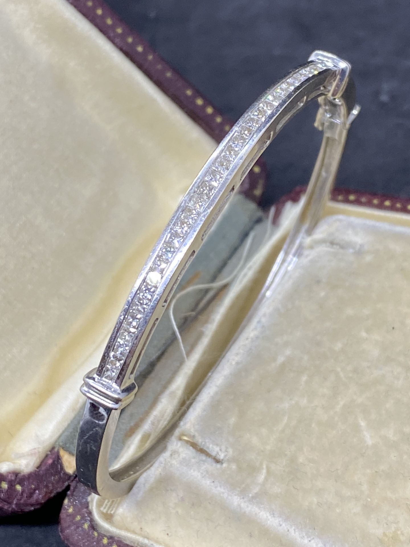 18ct WHITE GOLD APPROX 2.00ct DIAOND SET BANGLE - 15 GRAMS - Image 4 of 6