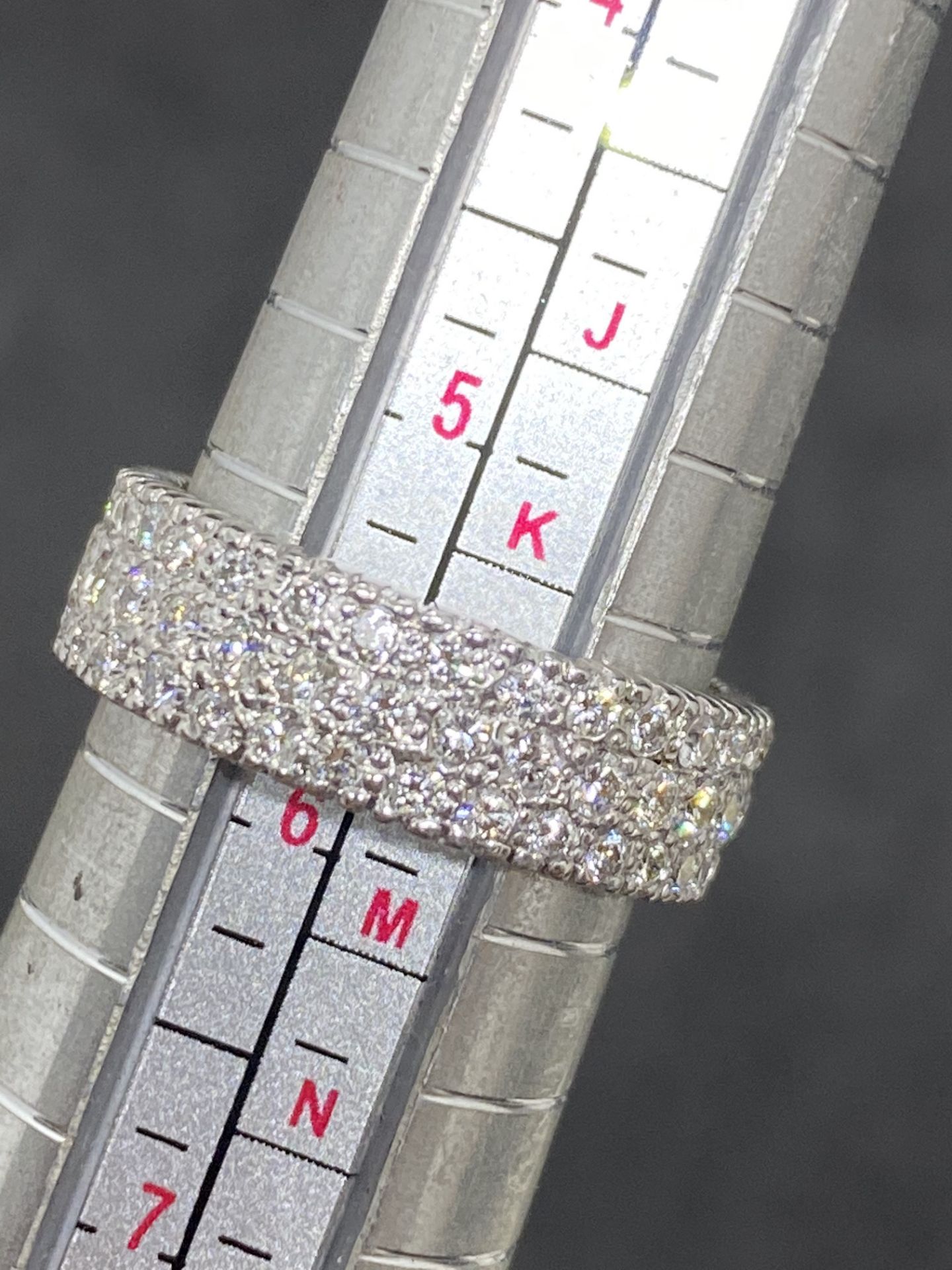 APPROX 2.50ct G/H VS-SI DIAMOND SET FULL ETERNITY RING IN WHITE METAL - Image 6 of 6