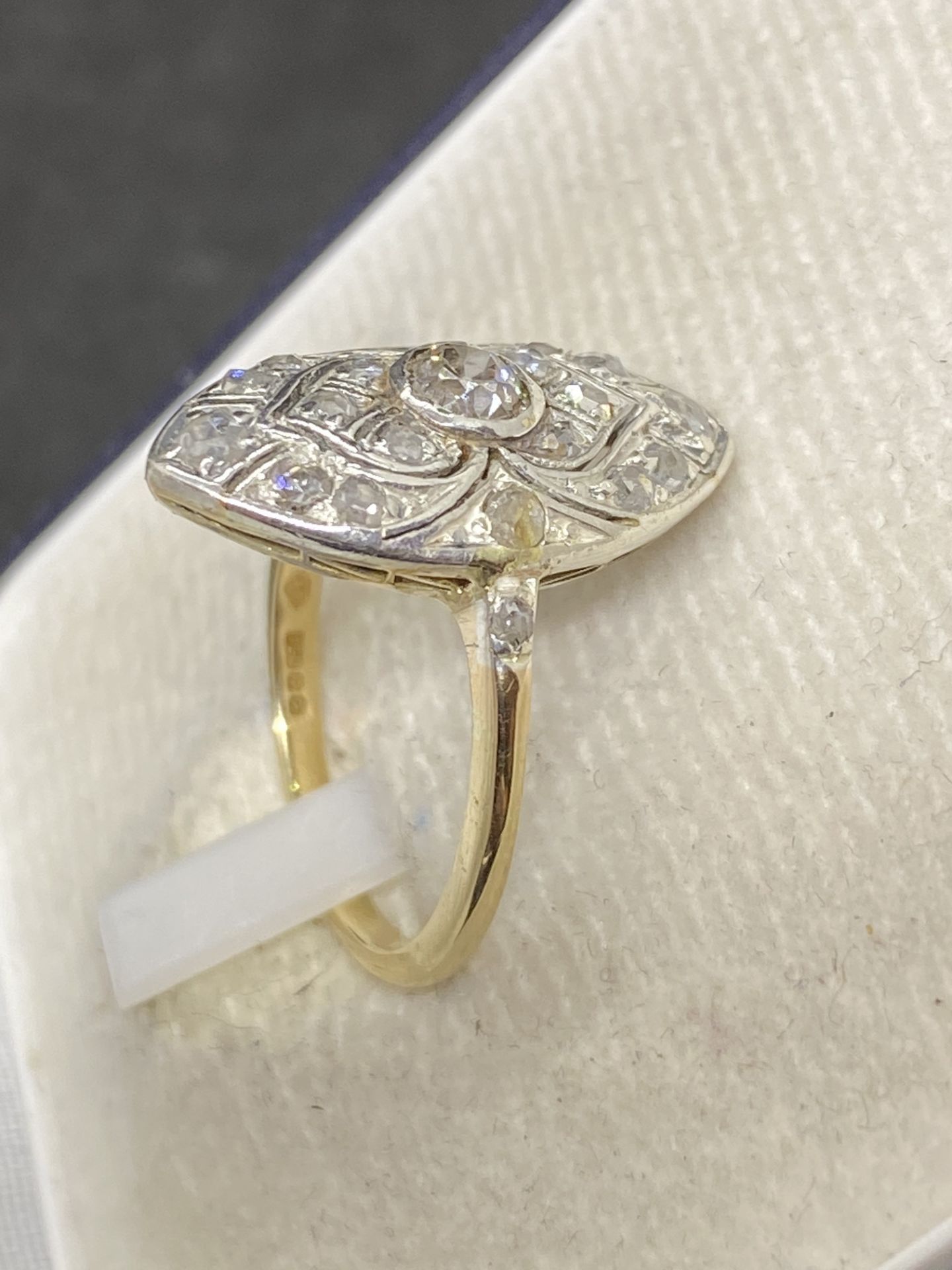 18ct GOLD MARQUISE SHAPED DIAMOND SET RING - Image 3 of 5