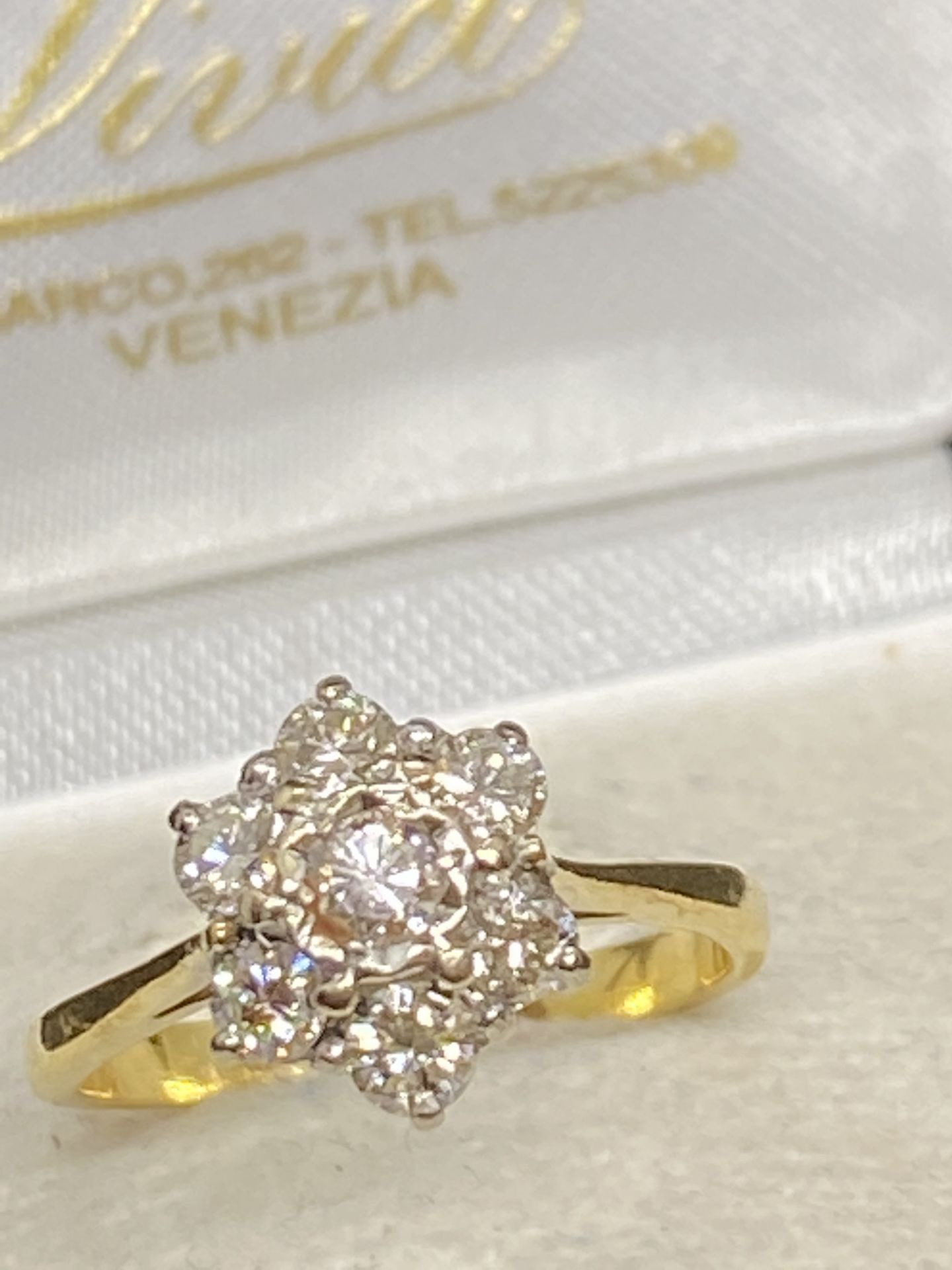 0.65ct I/VSI DIAMOND RING SET IN YELLOW METAL - TESTED AS 18ct GOLD - 3.5 GRAMS - Image 3 of 4