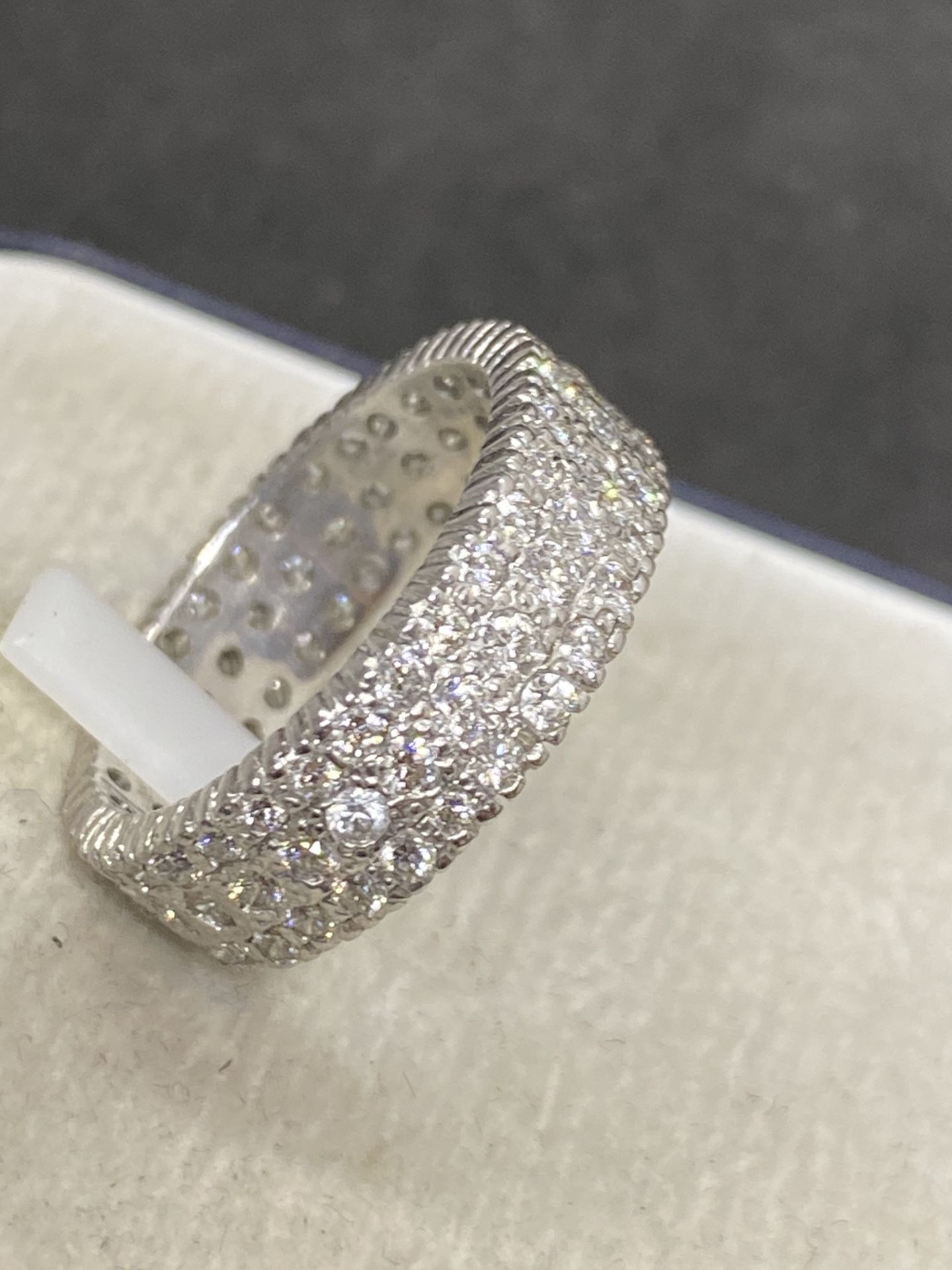 APPROX 2.50ct G/H VS-SI DIAMOND SET FULL ETERNITY RING IN WHITE METAL - Image 5 of 6