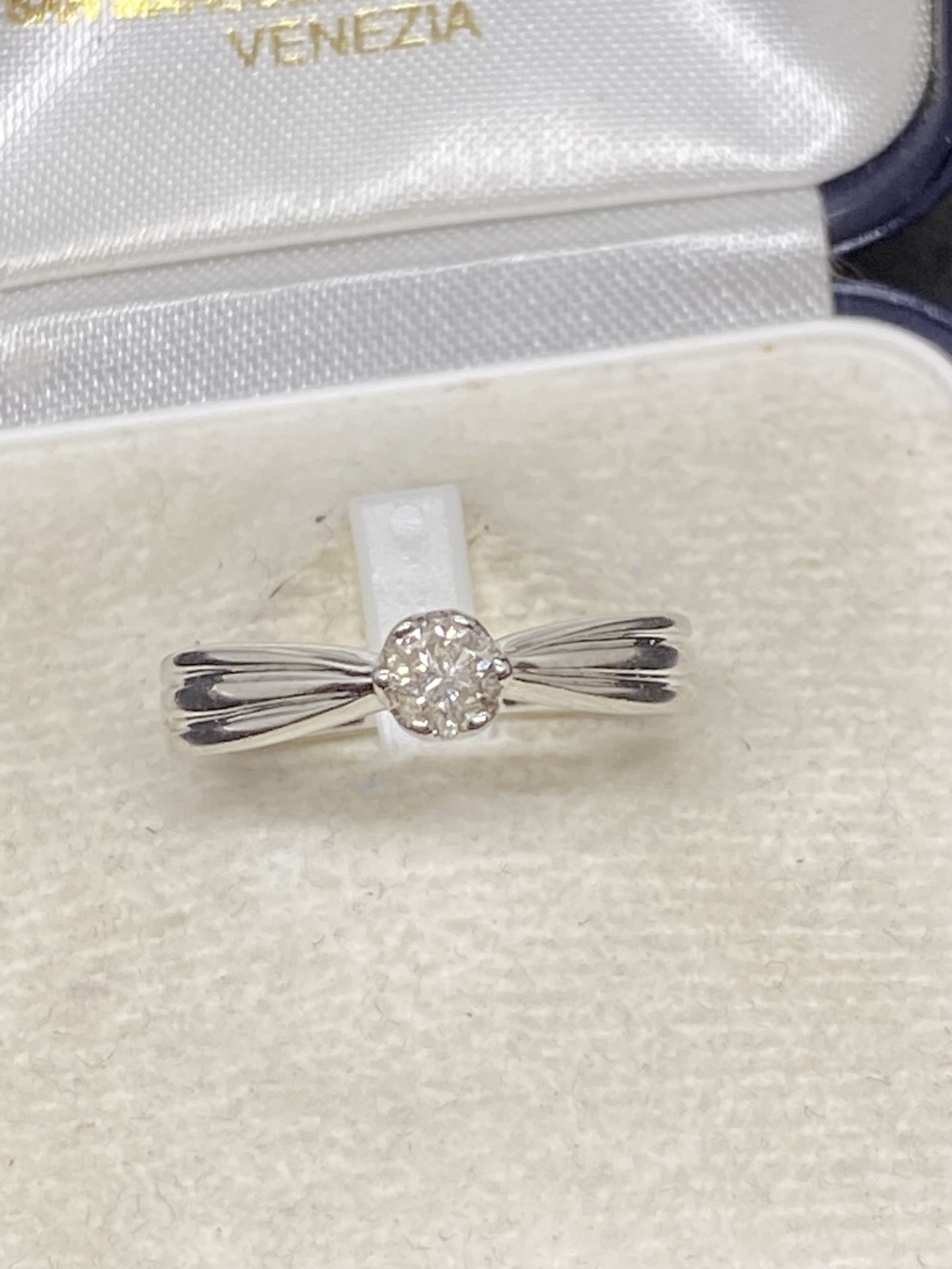 9ct GOLD DIAMOND SOLITAIRE RING - Image 3 of 3