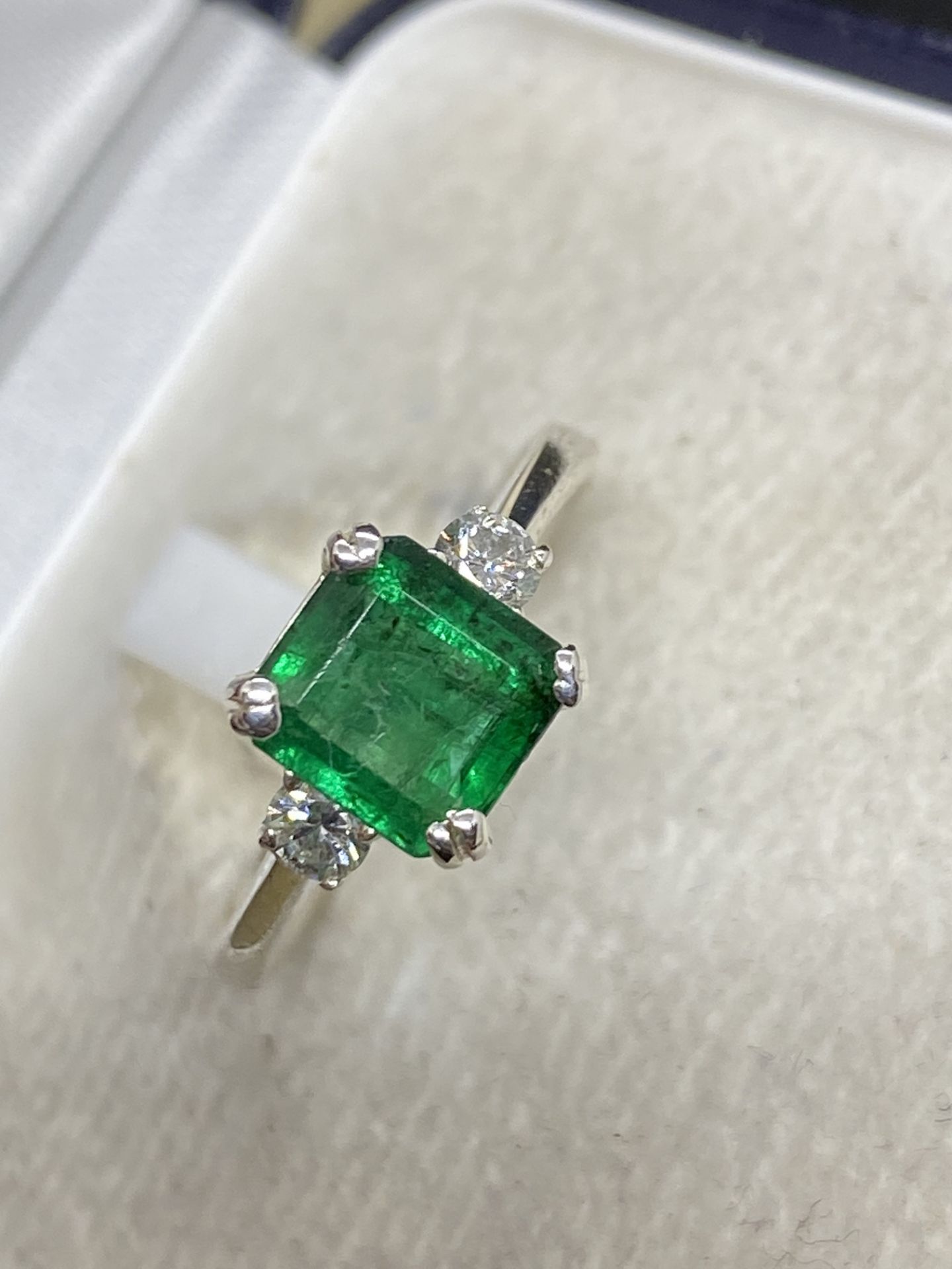 18ct GOLD 1.50ct EMERALD & DIAMOND RING - Image 4 of 7