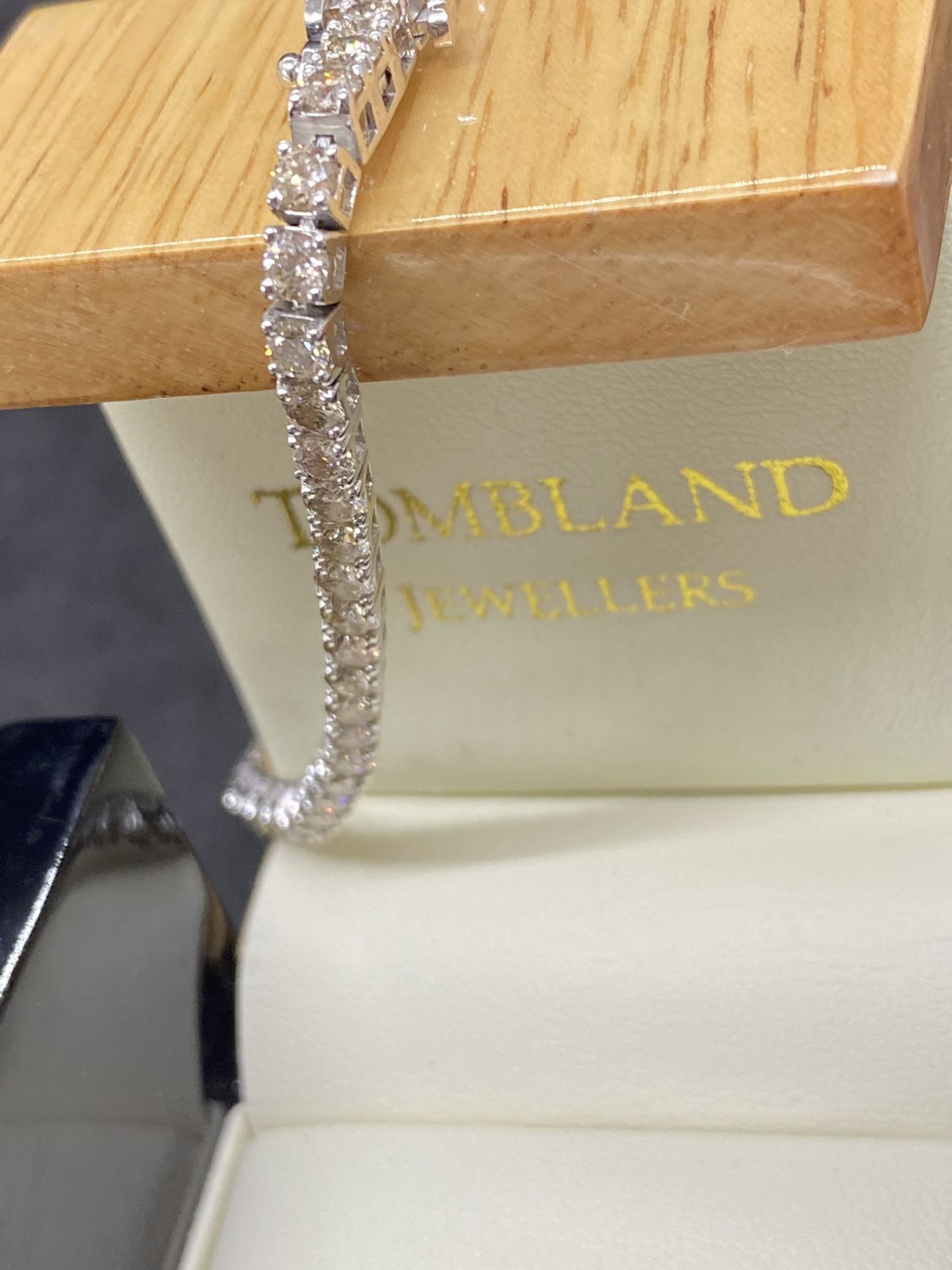 9ct WHITE GOLD 7.00ct DIAMOND TENNIS BRACELET - Image 3 of 6