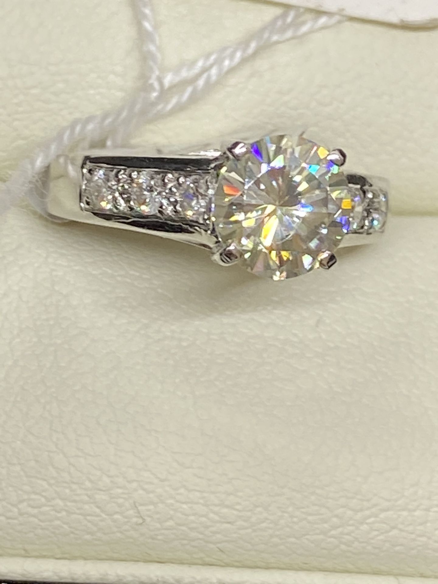 18ct WHITE GOLD 1.25ct MOISSANITE WITH DIAMOND SHOULDERS - Image 3 of 5