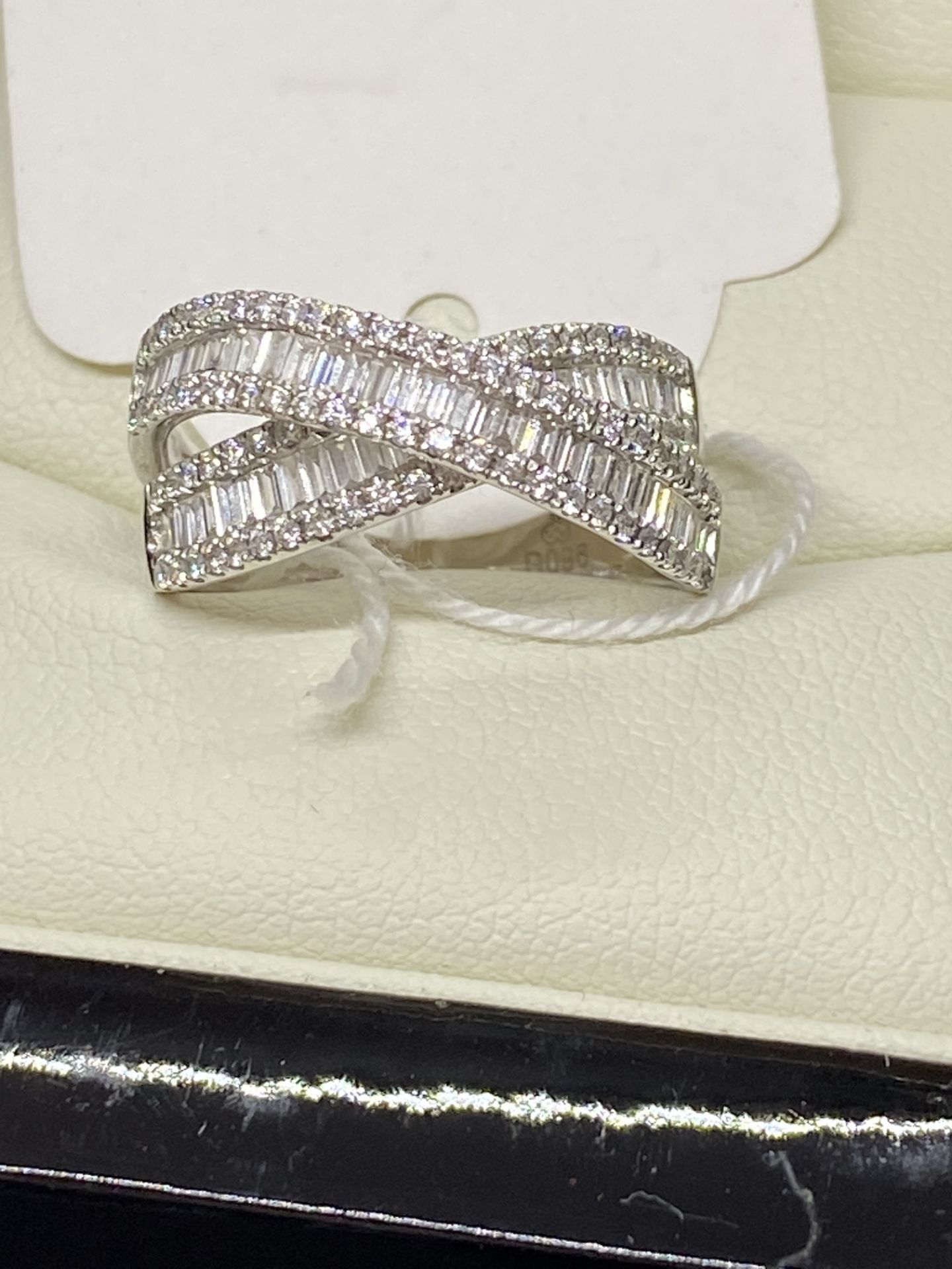 18ct WHITE GOLD 1.05ct DIAMOND X-OVER RING - Image 2 of 5