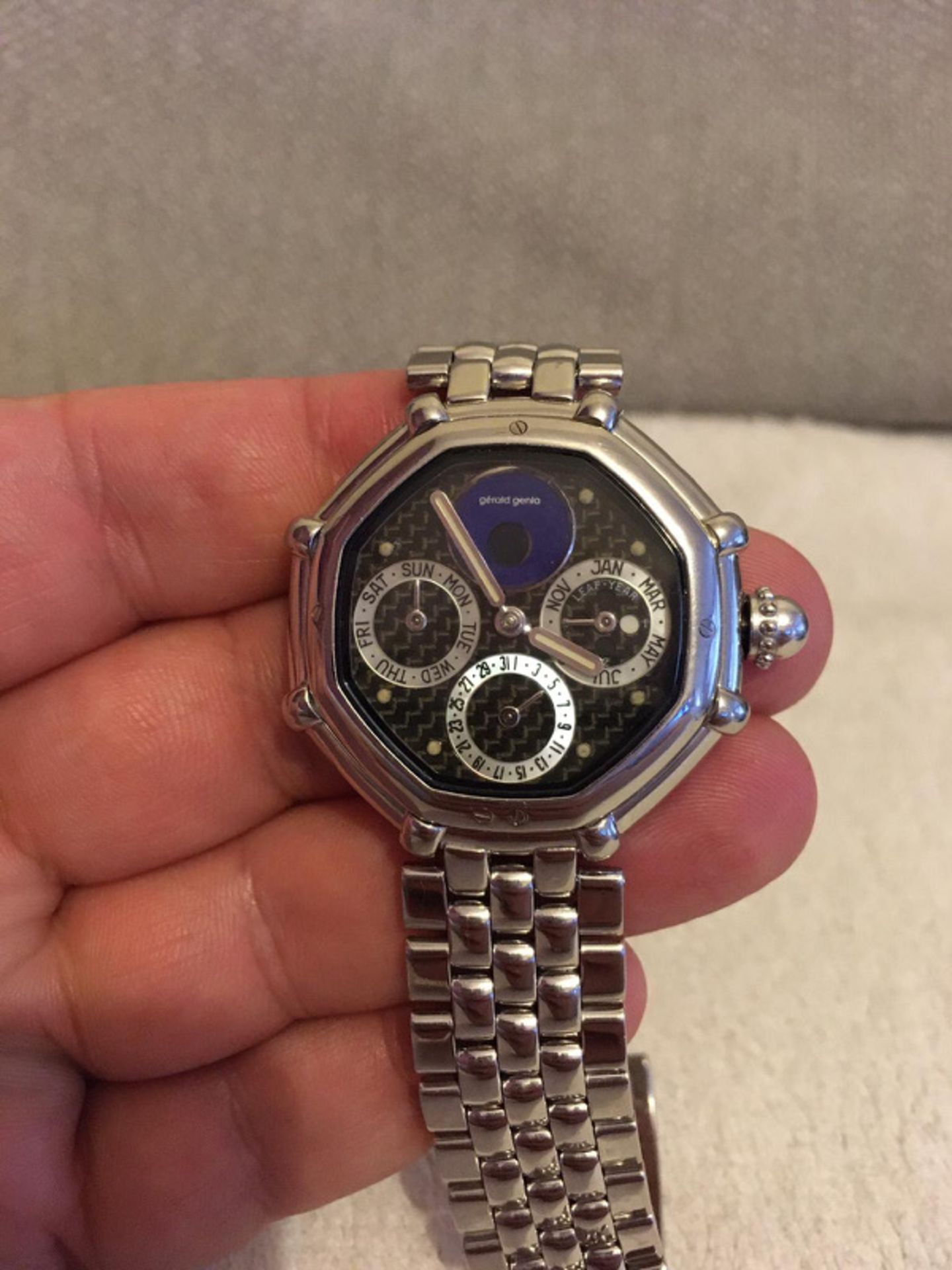RARE GERALD GENTA SOLID PLATINUM WATCH  COMES WITH 25k VALUATION  171 GRAMS - Image 6 of 14