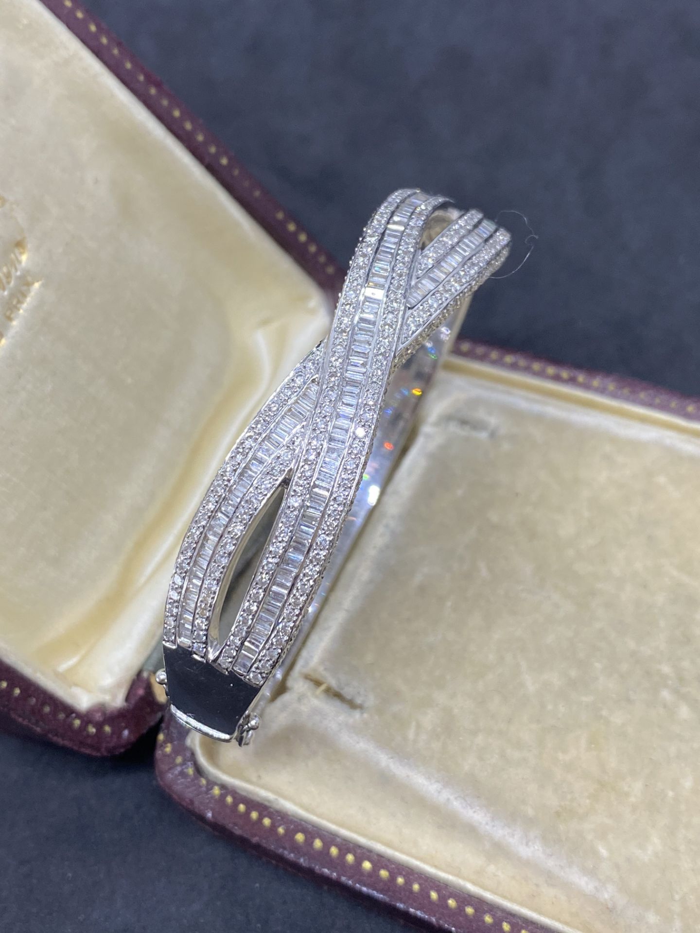 18ct WHITE GOLD 7.00ct DIAMOND X-OVER HINGED BANGLE - 33.48 GRAMS - Image 3 of 9