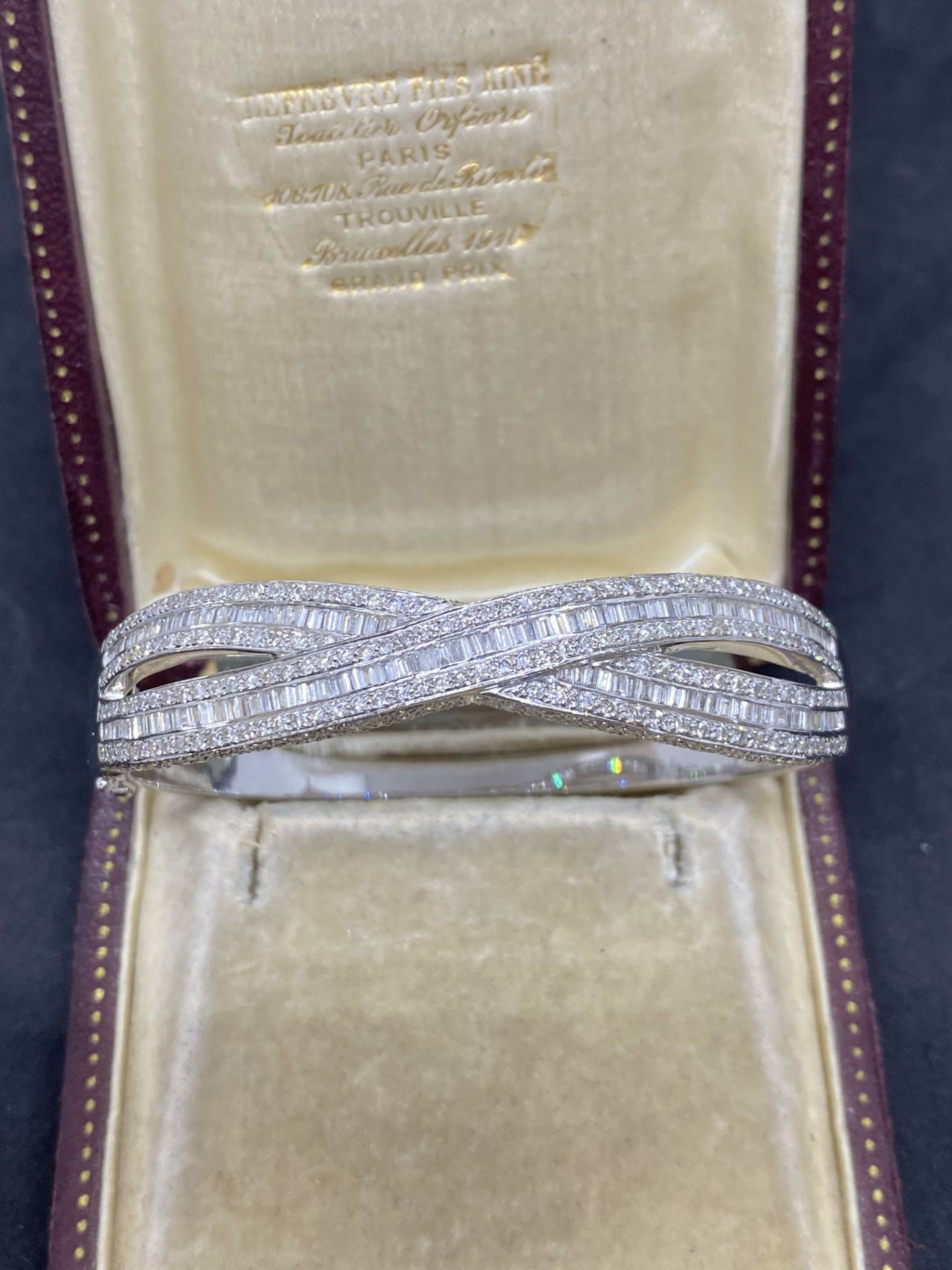 18ct WHITE GOLD 7.00ct DIAMOND X-OVER HINGED BANGLE - 33.48 GRAMS - Image 4 of 9