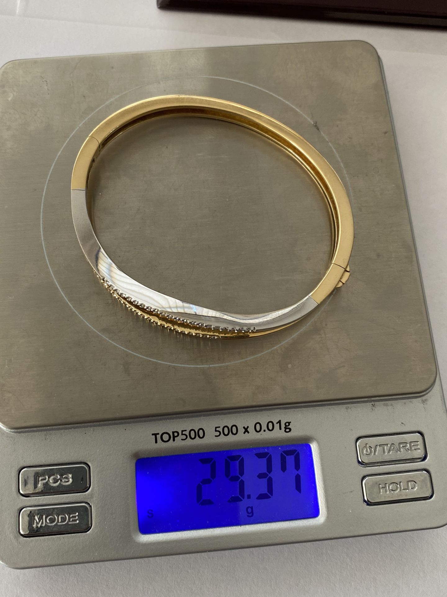 18ct GOLD DIAMOND SET HINGED BANGLE - Image 4 of 6