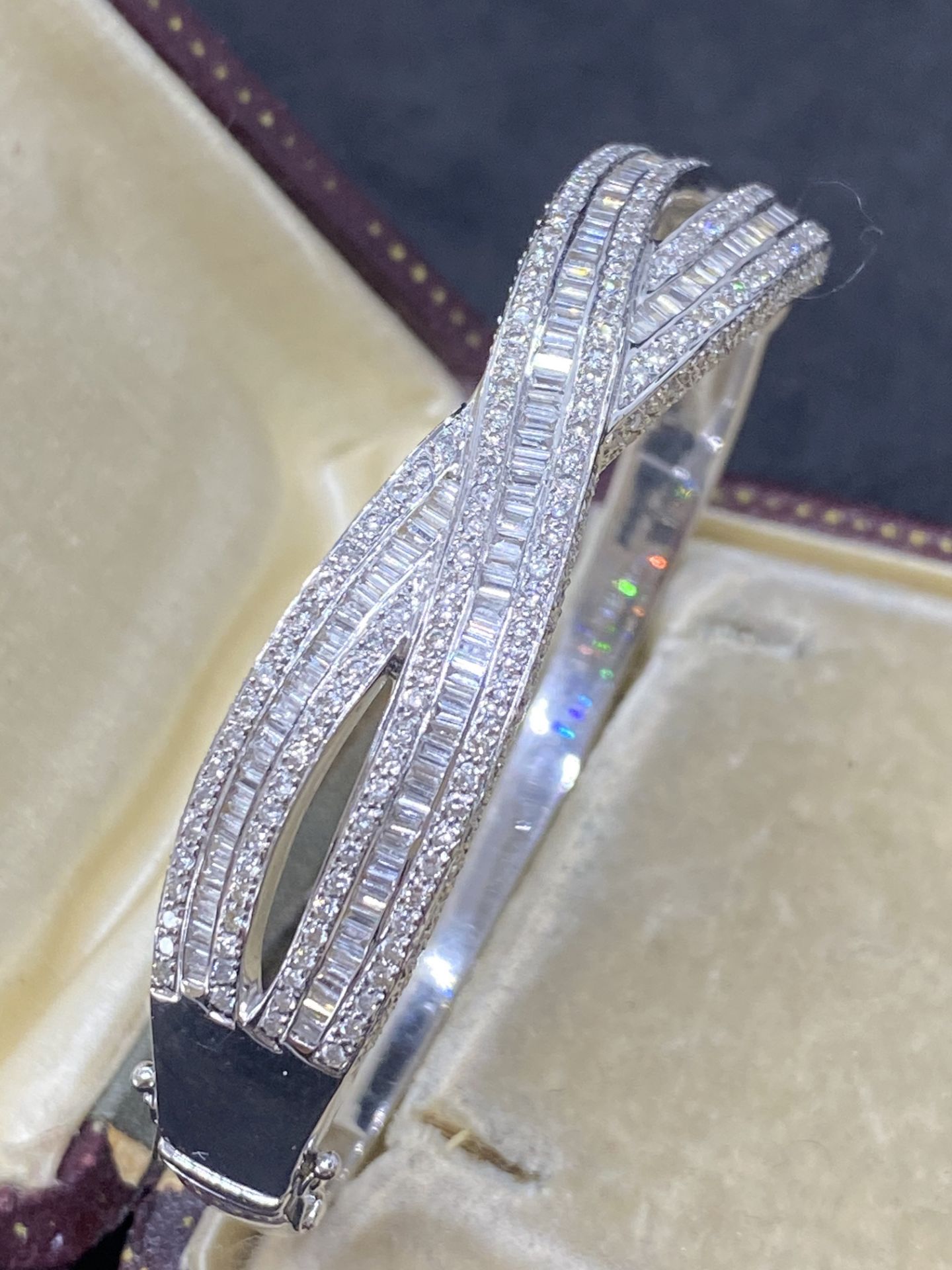 18ct WHITE GOLD 7.00ct DIAMOND X-OVER HINGED BANGLE - 33.48 GRAMS - Image 6 of 9