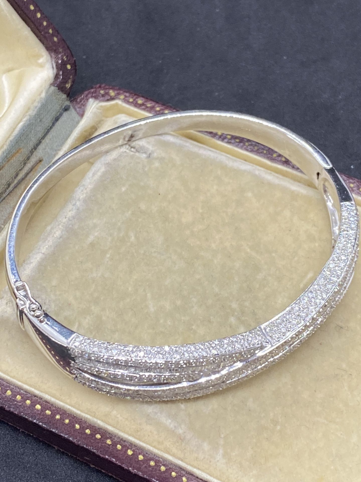 18ct WHITE GOLD 7.00ct DIAMOND X-OVER HINGED BANGLE - 33.48 GRAMS - Image 7 of 9