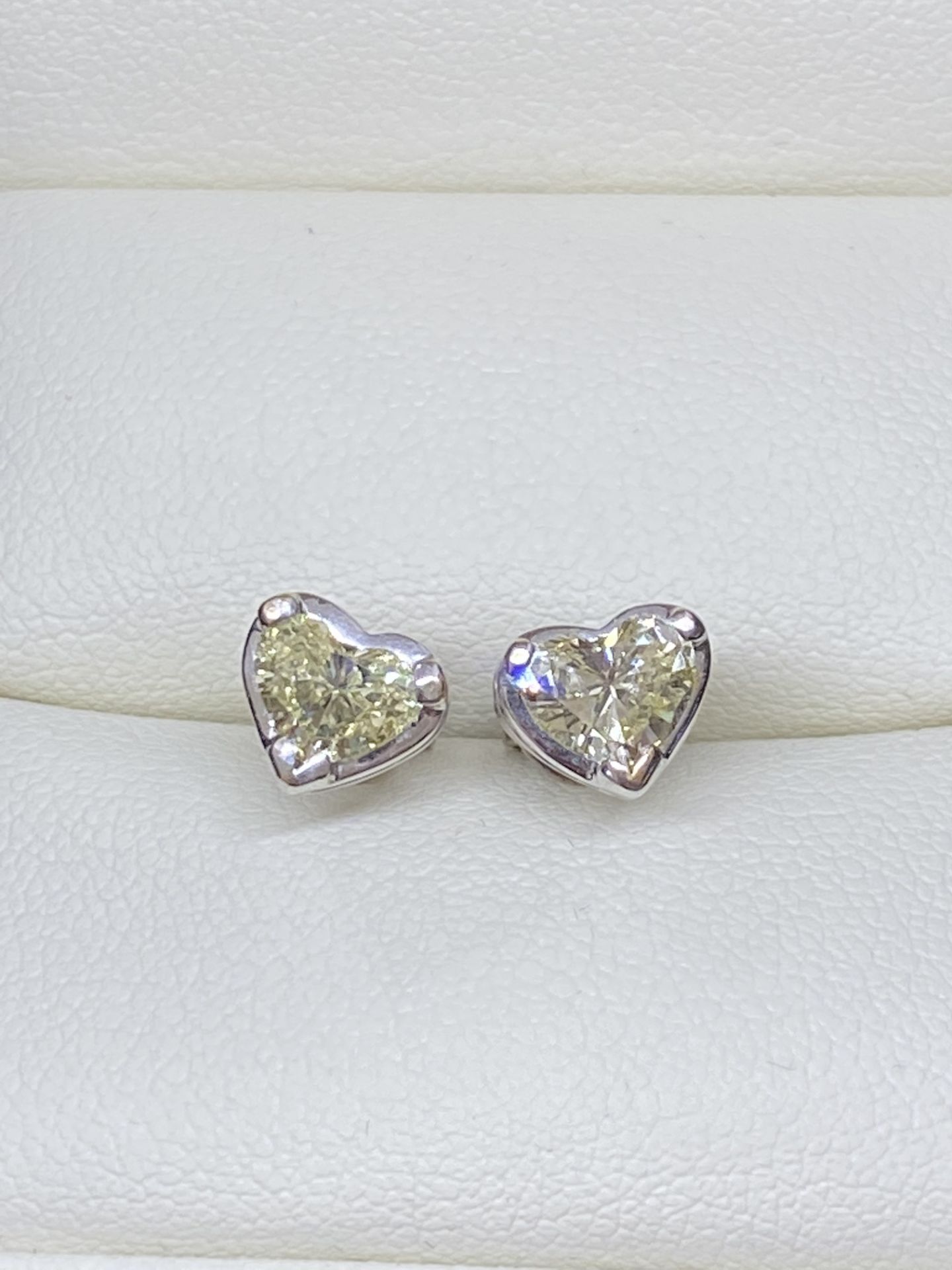 18ct WHITE GOLD 1.30ct HEART SHAPED DIAMOND EARRINGS - Image 3 of 4