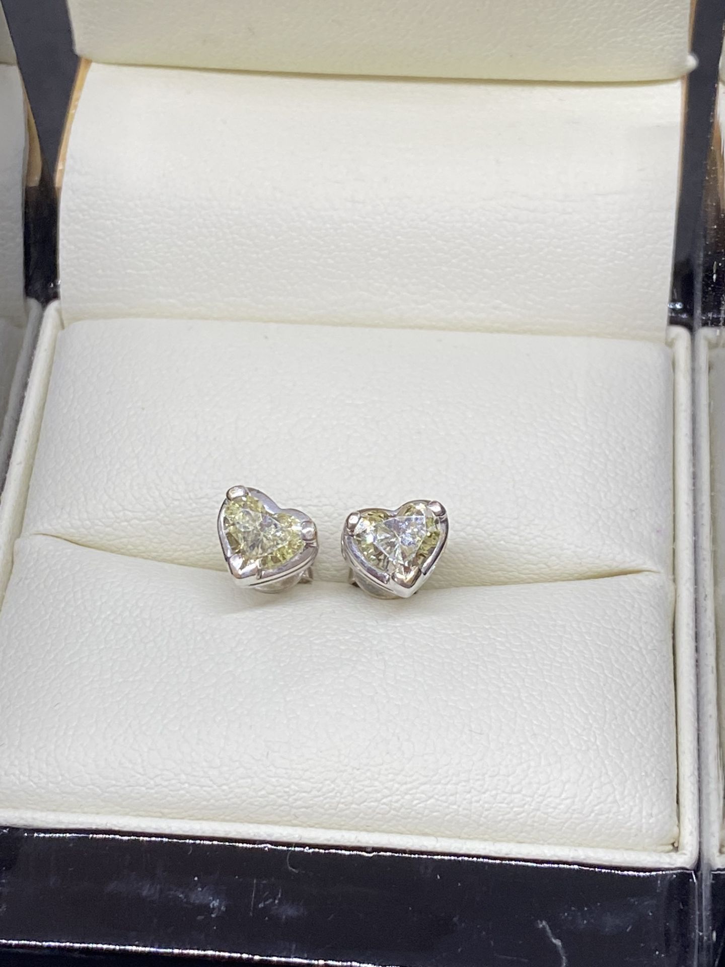 18ct WHITE GOLD 1.30ct HEART SHAPED DIAMOND EARRINGS - Image 4 of 4