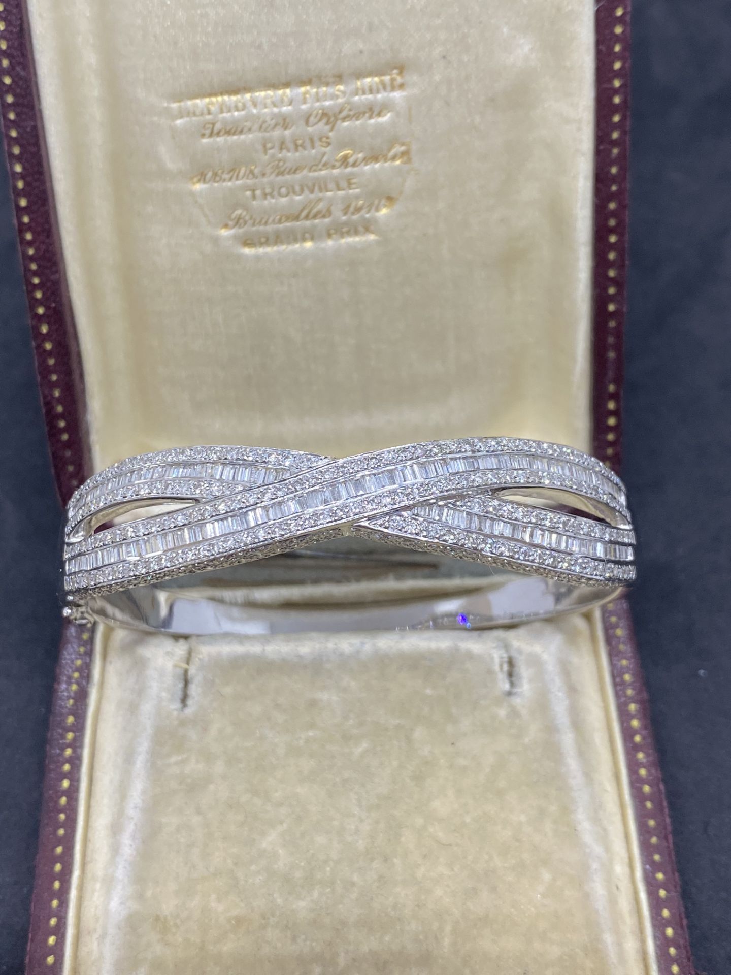 18ct WHITE GOLD 7.00ct DIAMOND X-OVER HINGED BANGLE - 33.48 GRAMS - Image 2 of 9