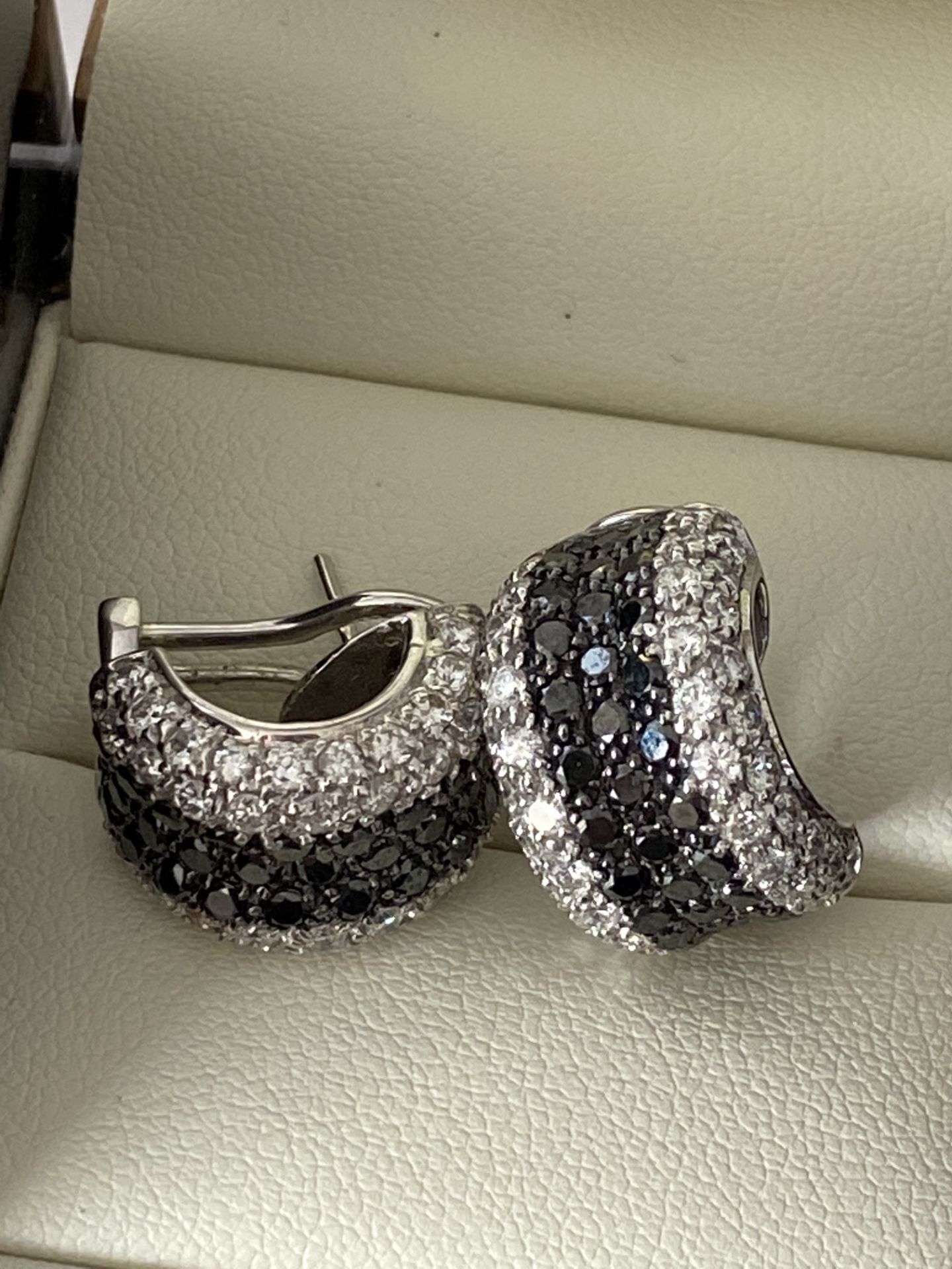 18ct WHITE GOLD 2.00ct BLACK & WHITE DIAMOND EARRINGS