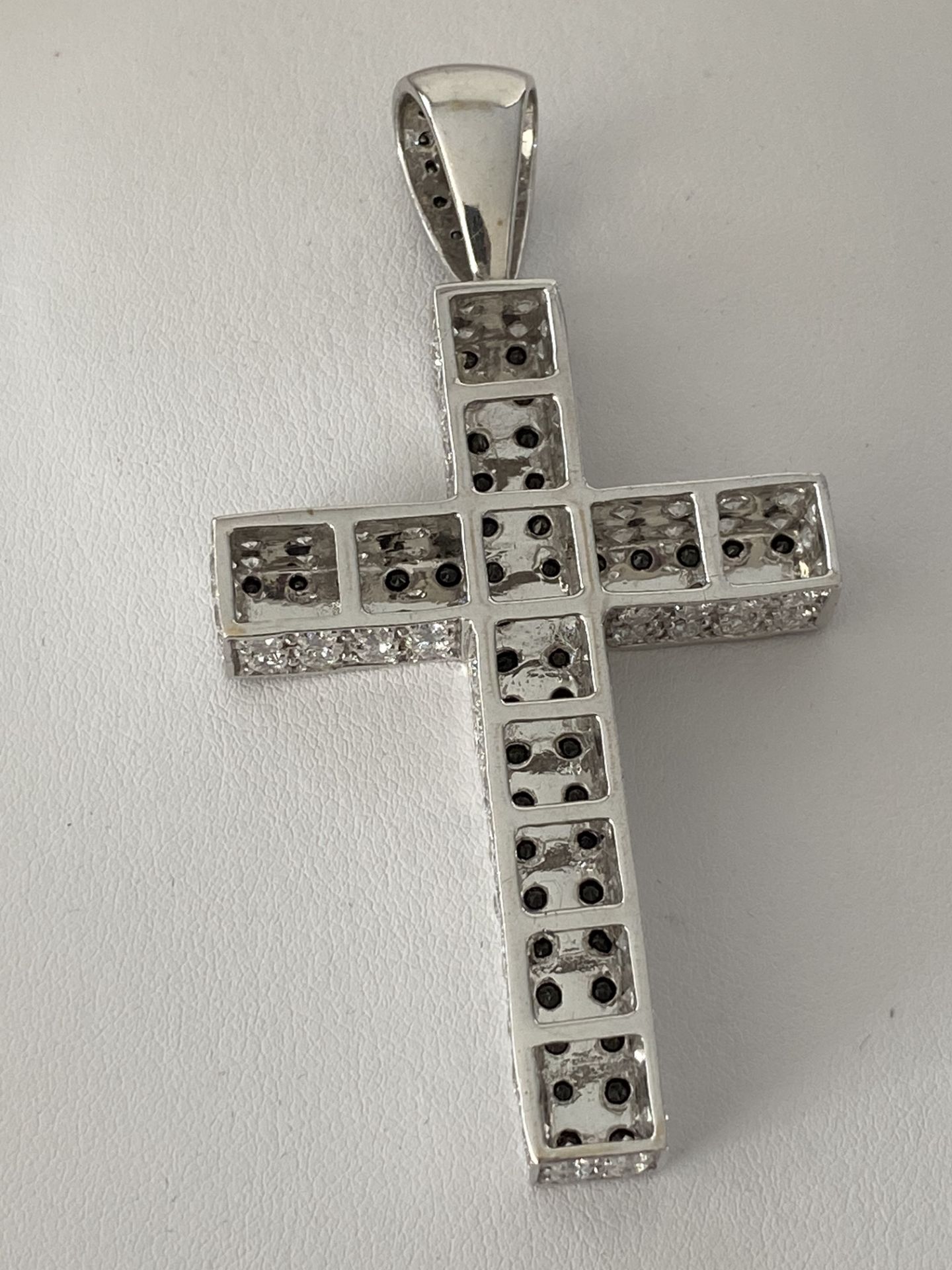 LARGE 3" 18ct WHITE GOLD 3.00ct BLACK & WHITE DIAMOND SET CROSS - Image 7 of 10