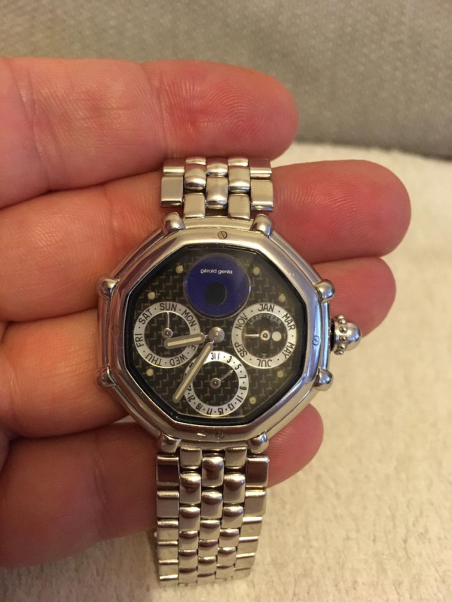 RARE GERALD GENTA SOLID PLATINUM WATCH  COMES WITH 25k VALUATION  171 GRAMS - Image 7 of 14