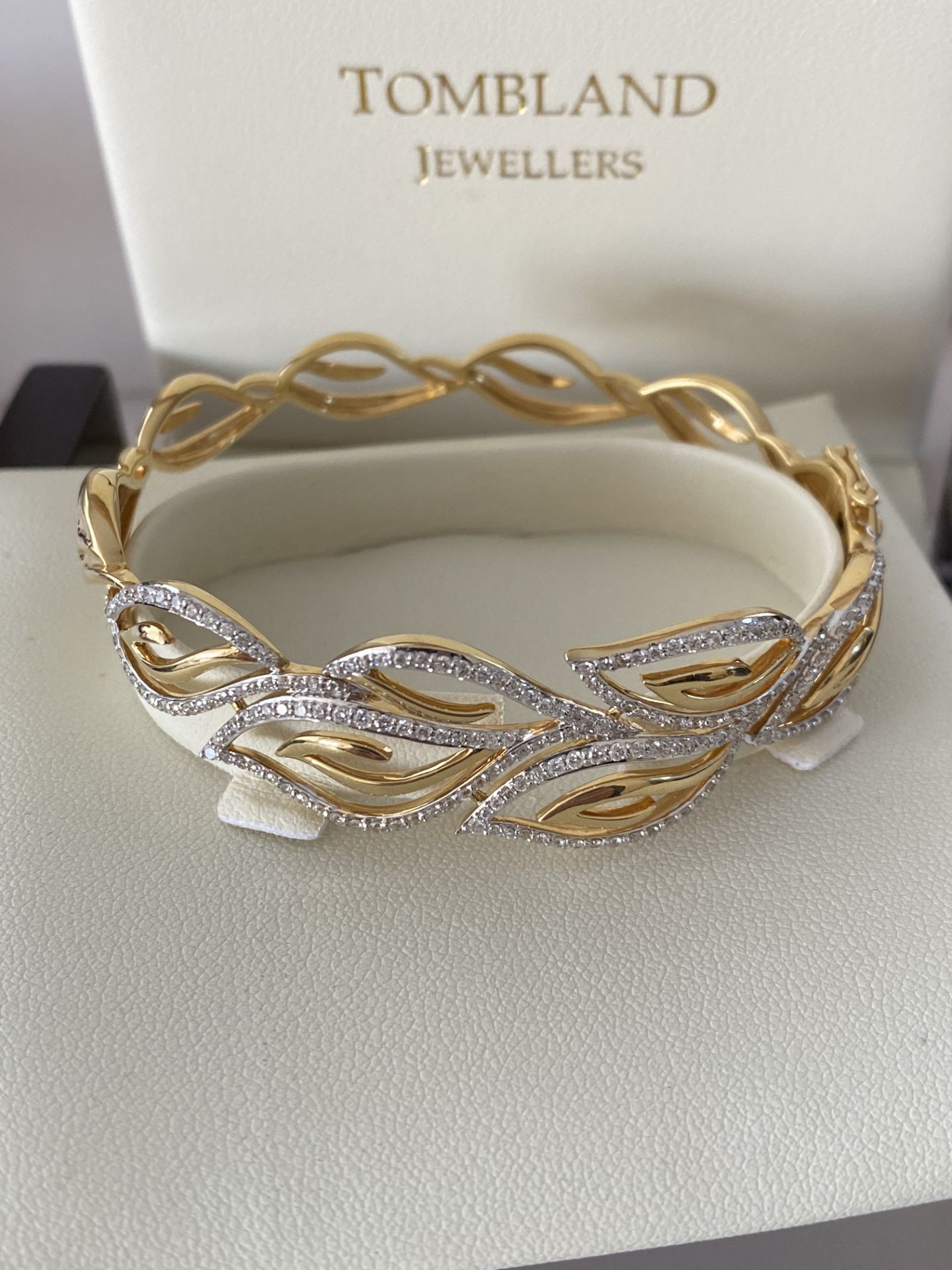 18ct GOLD DIAMOND SET PATTERNED HINGED BANGLE - Image 4 of 5