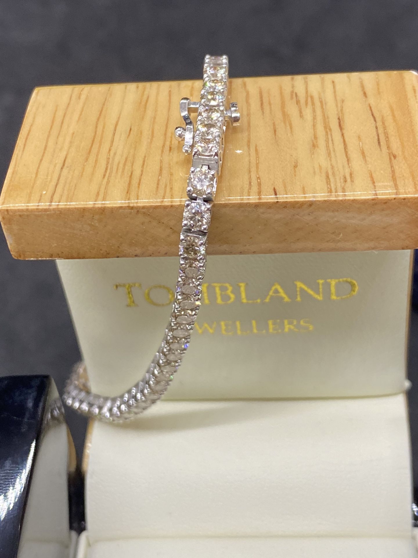 9ct WHITE GOLD 7.00ct DIAMOND TENNIS BRACELET - Image 2 of 6