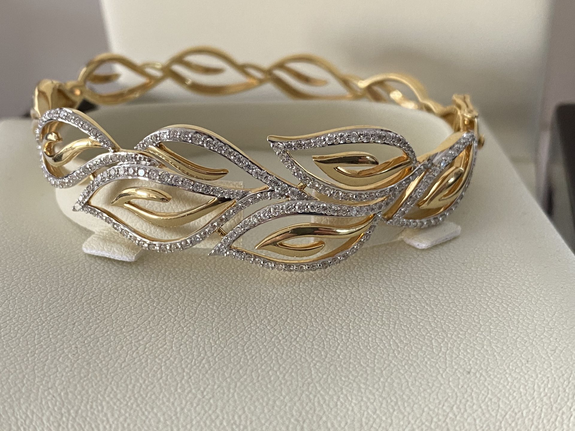 18ct GOLD DIAMOND SET PATTERNED HINGED BANGLE - Image 3 of 5