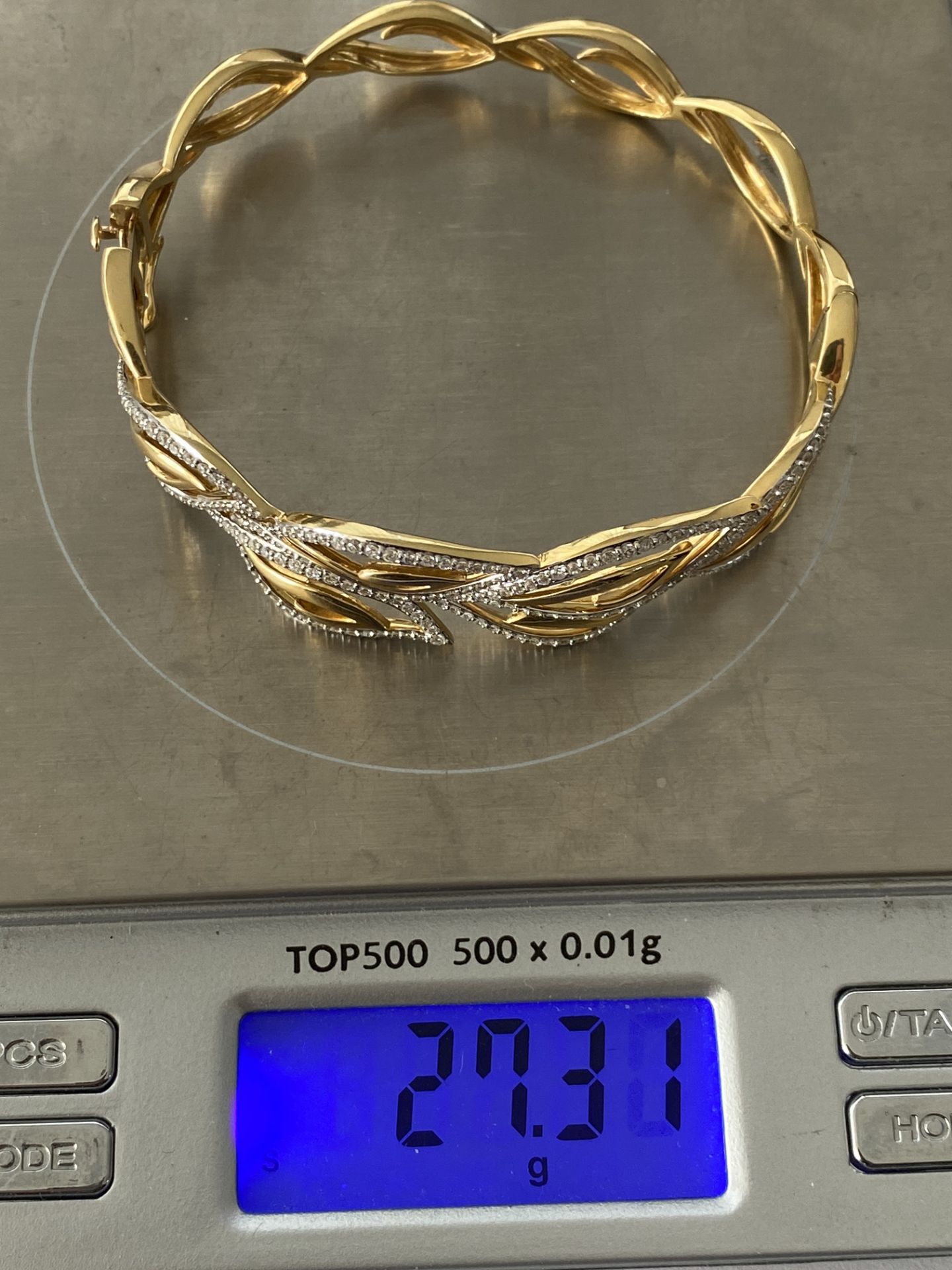 18ct GOLD DIAMOND SET PATTERNED HINGED BANGLE - Image 2 of 5