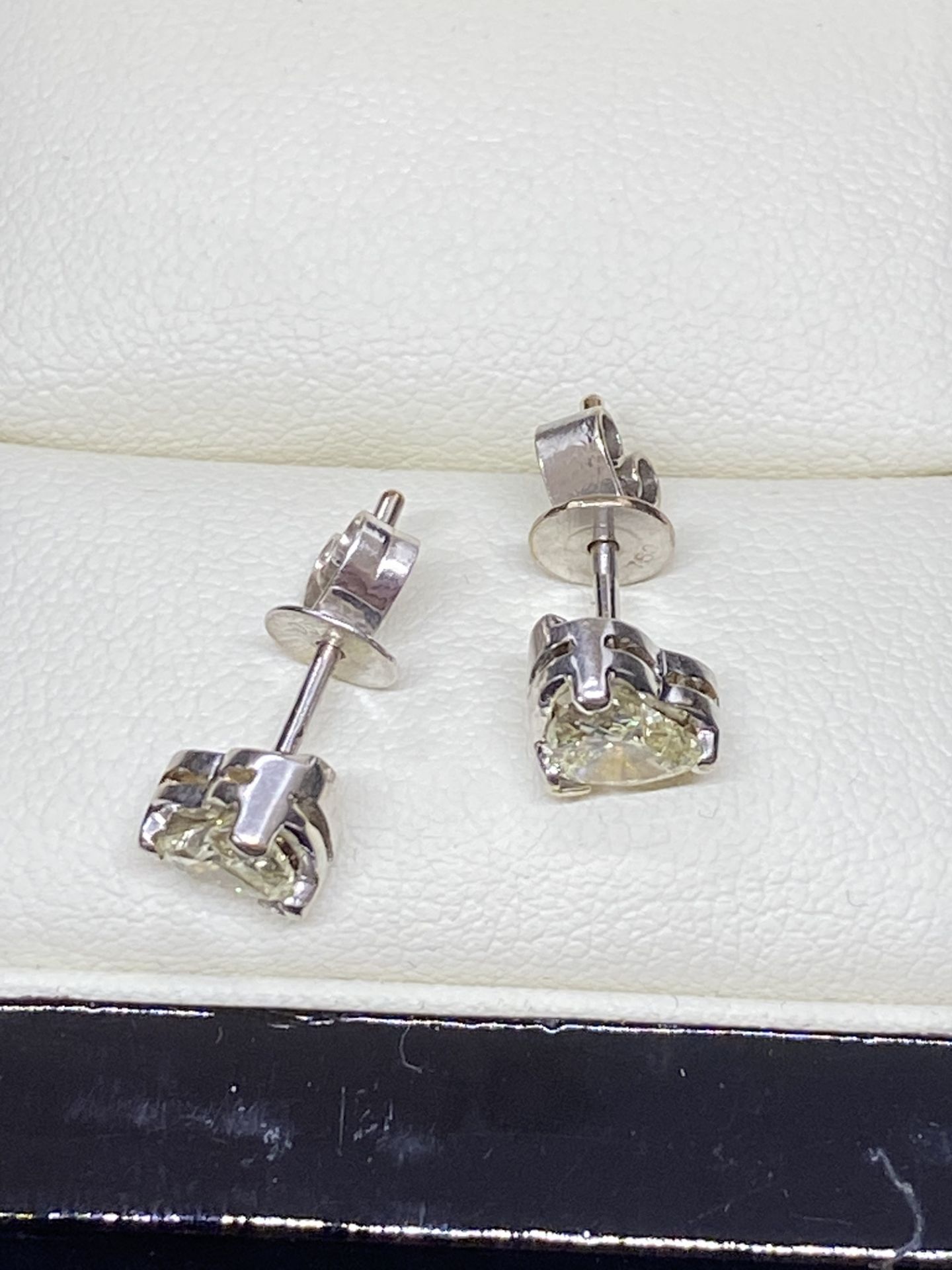 18ct WHITE GOLD 1.30ct HEART SHAPED DIAMOND EARRINGS - Image 2 of 4