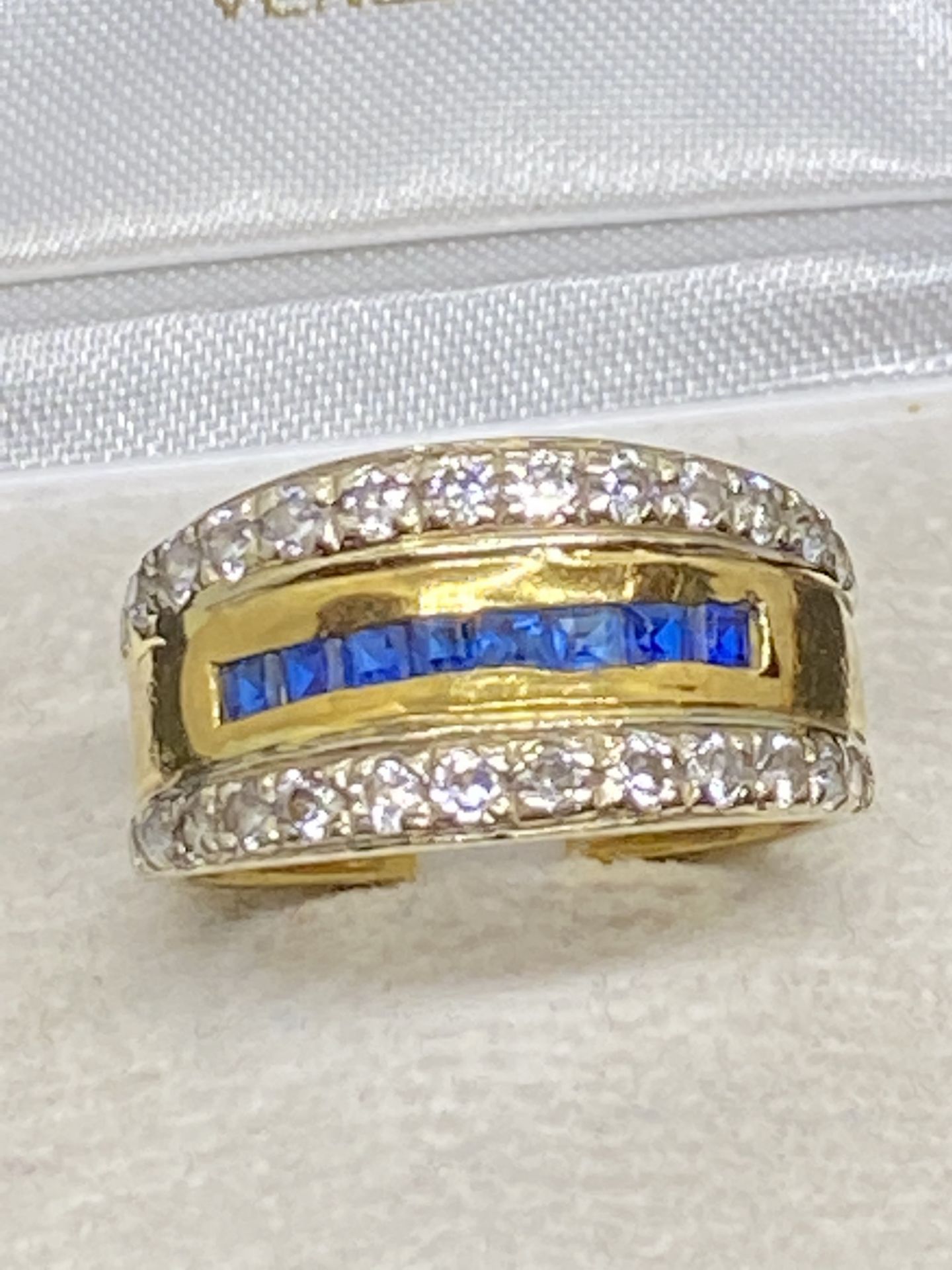 18ct GOLD 0.50ct BLUE SAPPHIRE & 0.80ct H/-SI DIAMOND RING - 9 GRAMS - Image 2 of 3
