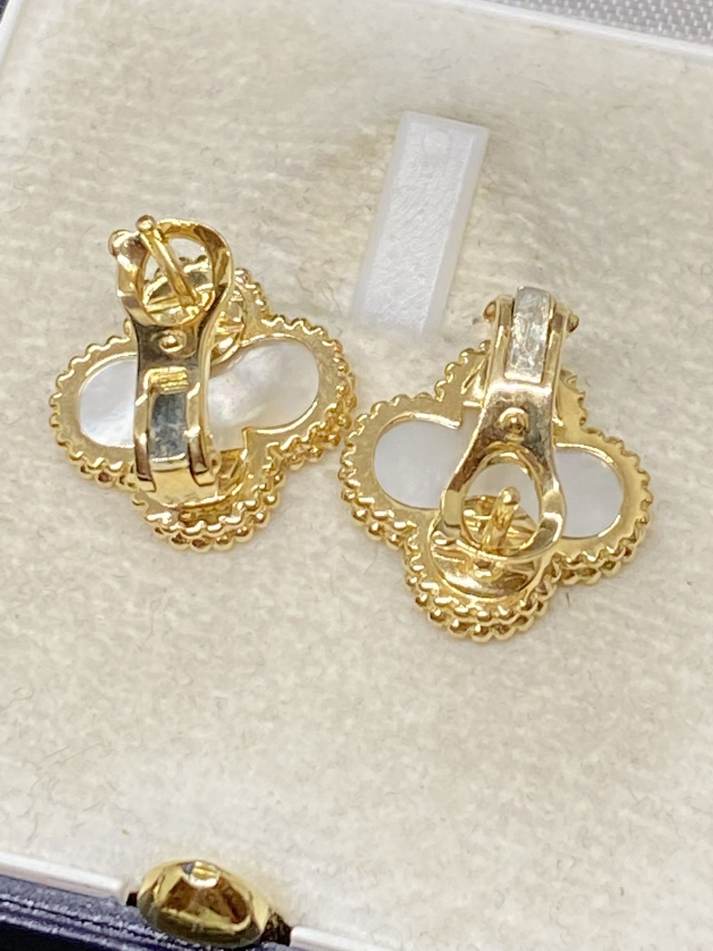 18ct YELLOW GOLD MOTHER OF PEARL EARRINGS- MARKED VCA - Image 3 of 4