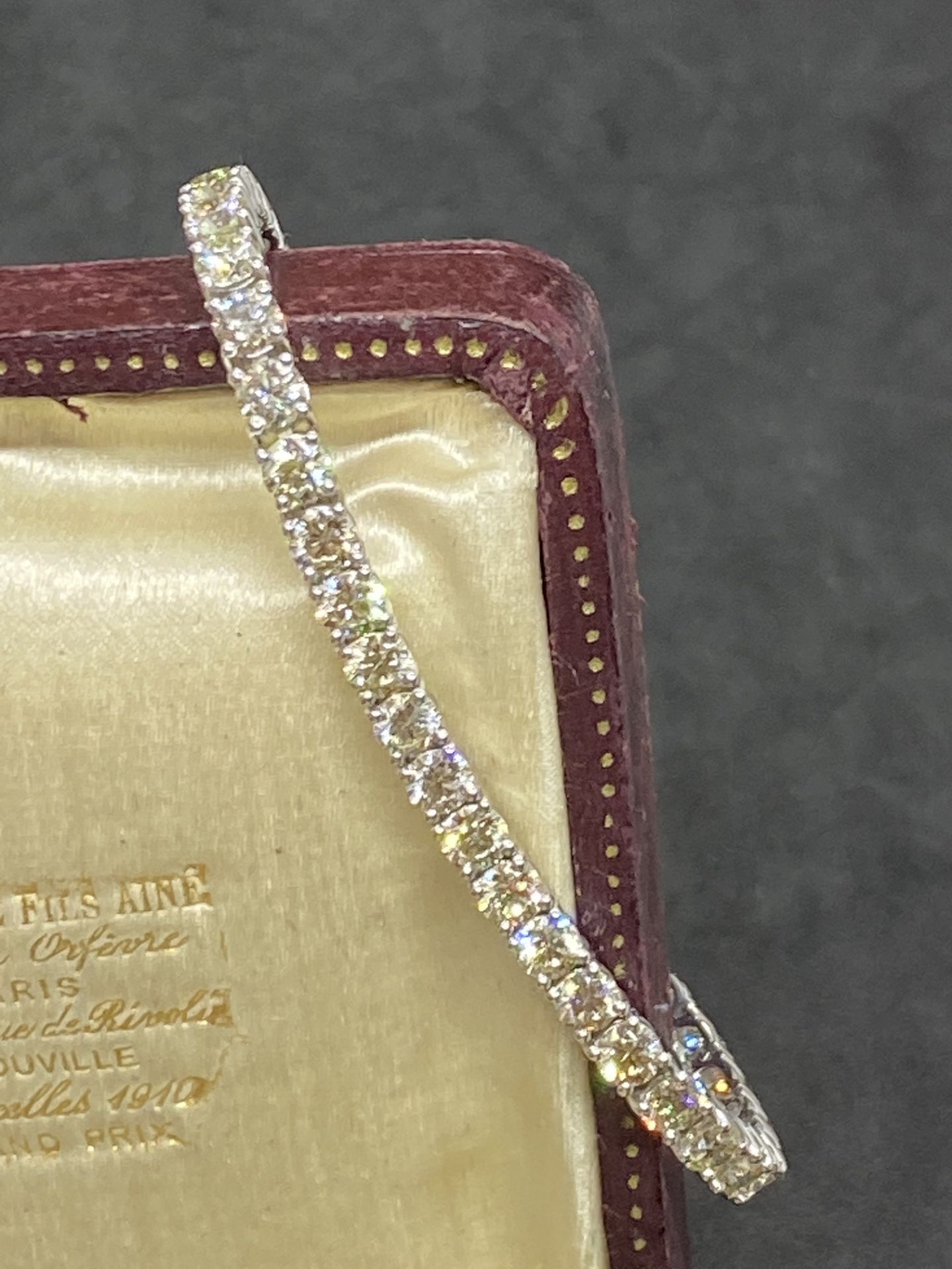 10.49ct DIAMOND TENNIS BRACELET SET IN 14ct WHITE GOLD - Image 4 of 6