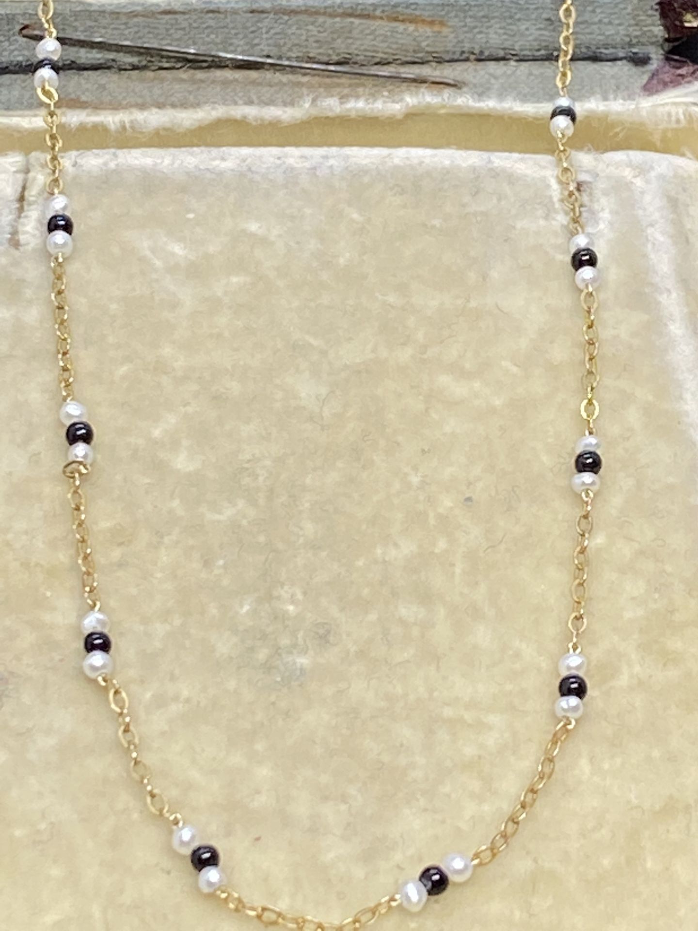 9ct GOLD ONYX & PEARL NECKLACE - Image 2 of 3