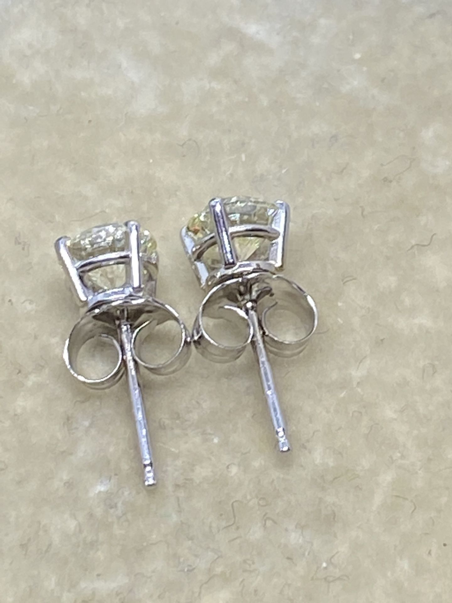 1.01ct DIAMOND SOLITAIRE EARRINGS SET IN 14ct WHITE GOLD - Image 4 of 5